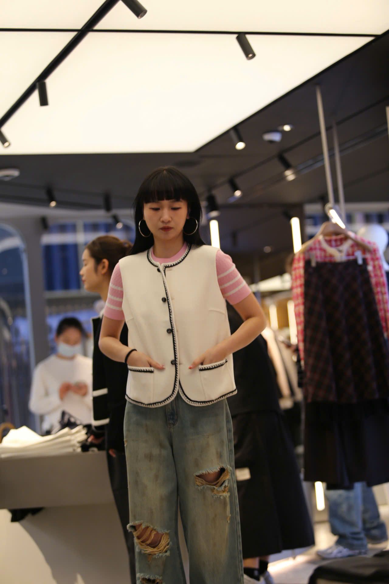  2.Áo ghile trắng - 2 túi viền đen 