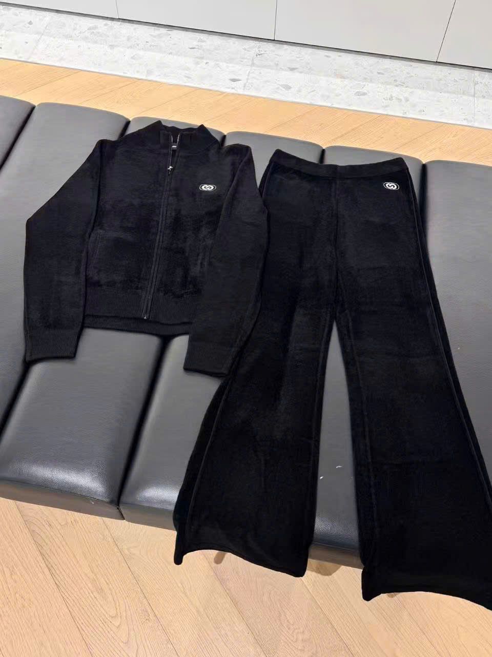  Áo khoác nhung đen xốp, logo trắng 1 bên (SET) 