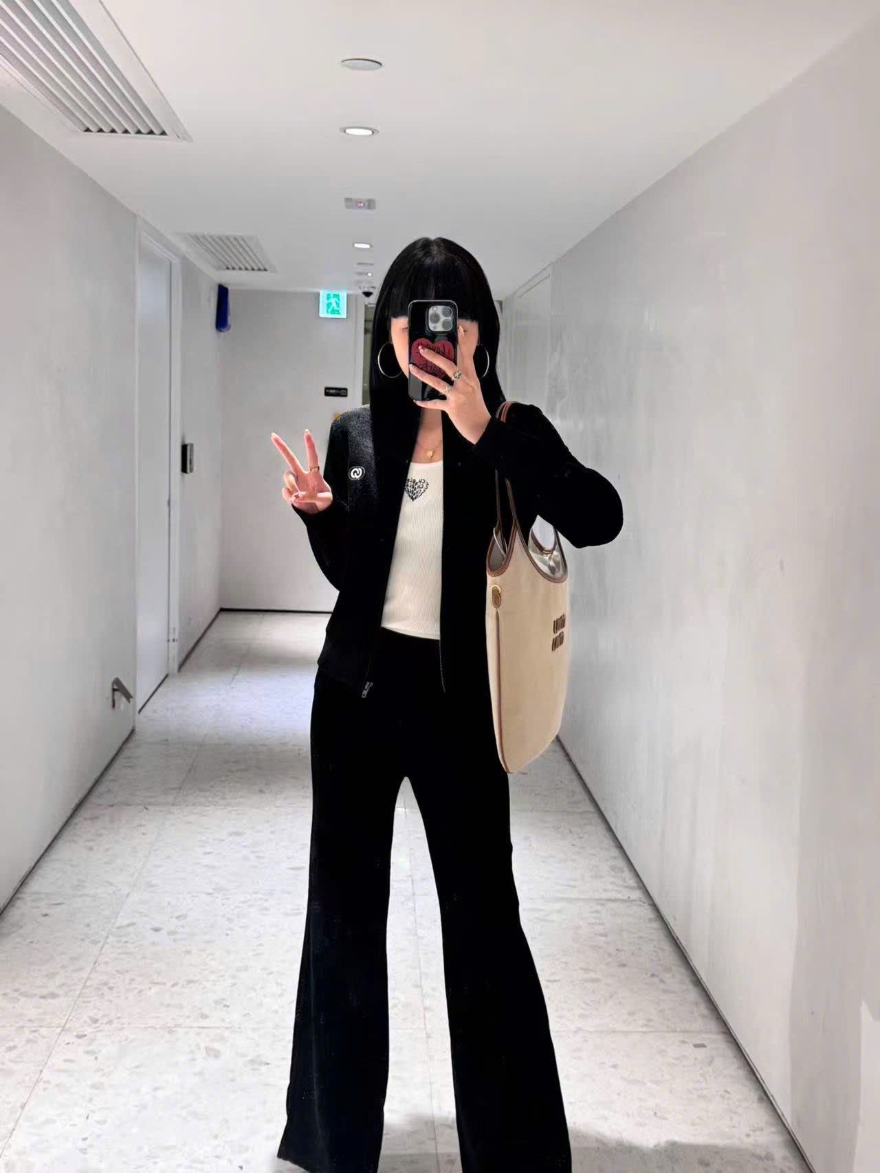  Áo khoác nhung đen xốp, logo trắng 1 bên (SET) 