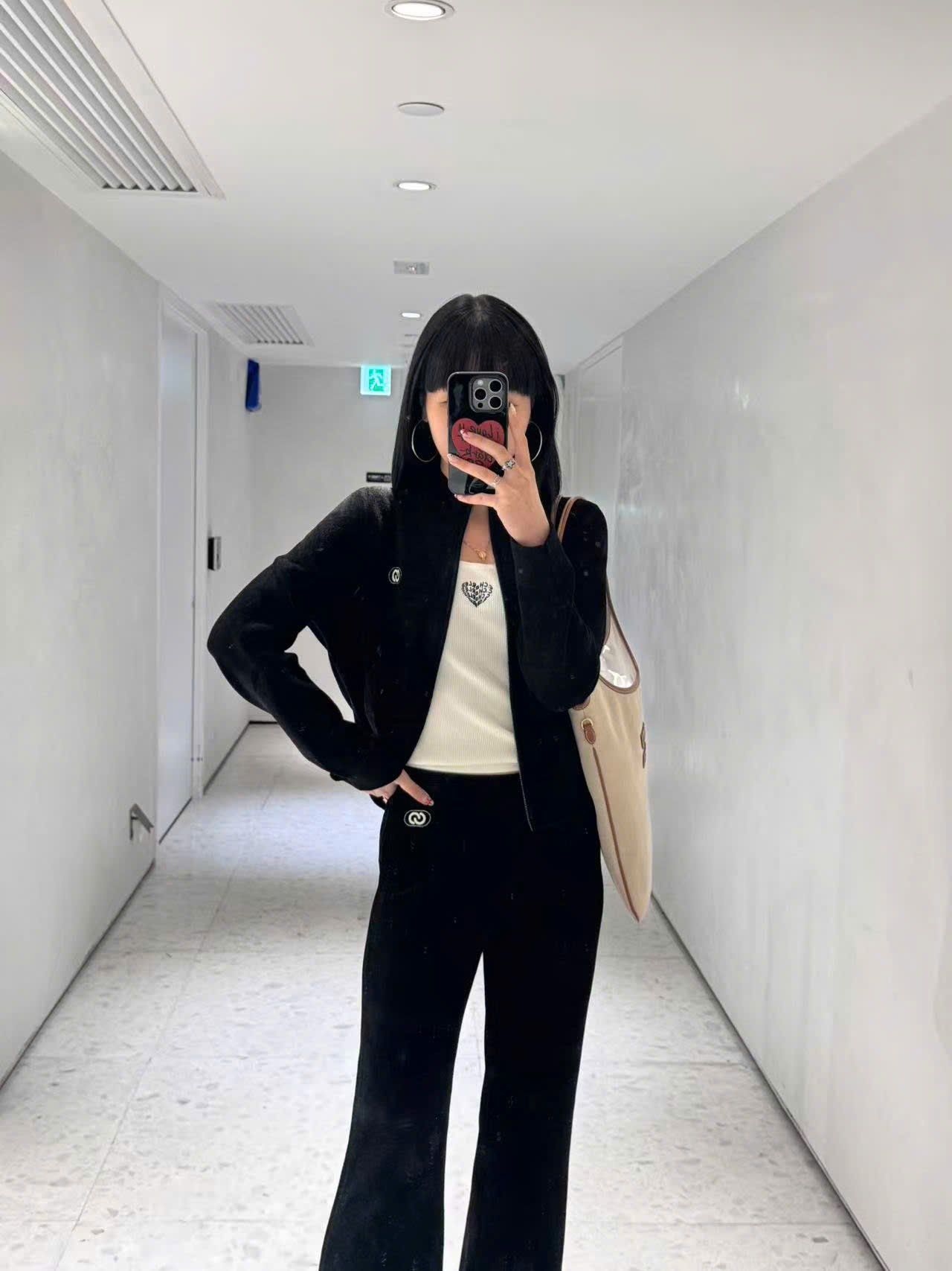  Bộ Áo khoác nhung& quần nhung đen xốp, logo trắng 1 bên (SET) 