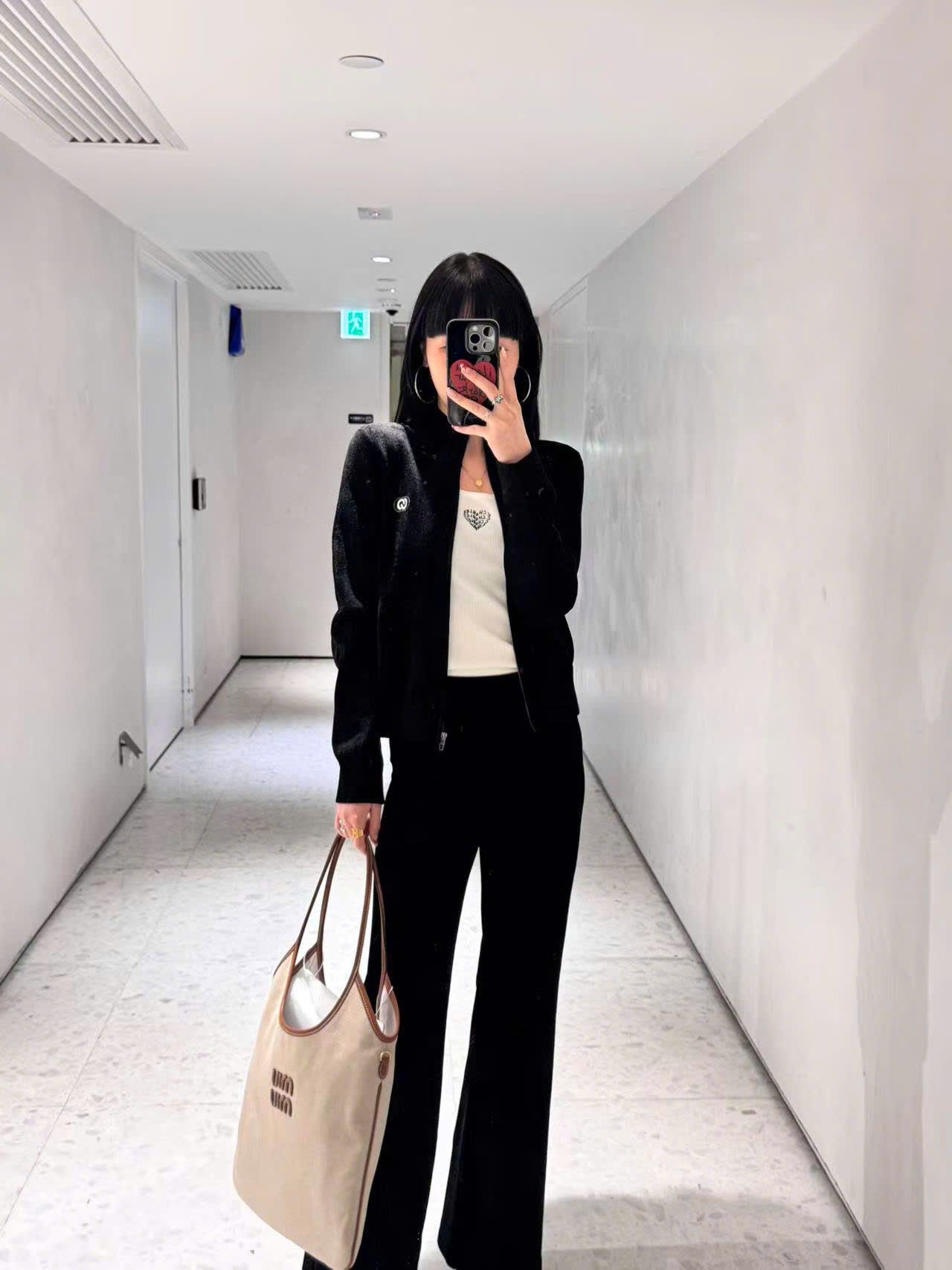  Áo khoác nhung đen xốp, logo trắng 1 bên (SET) 