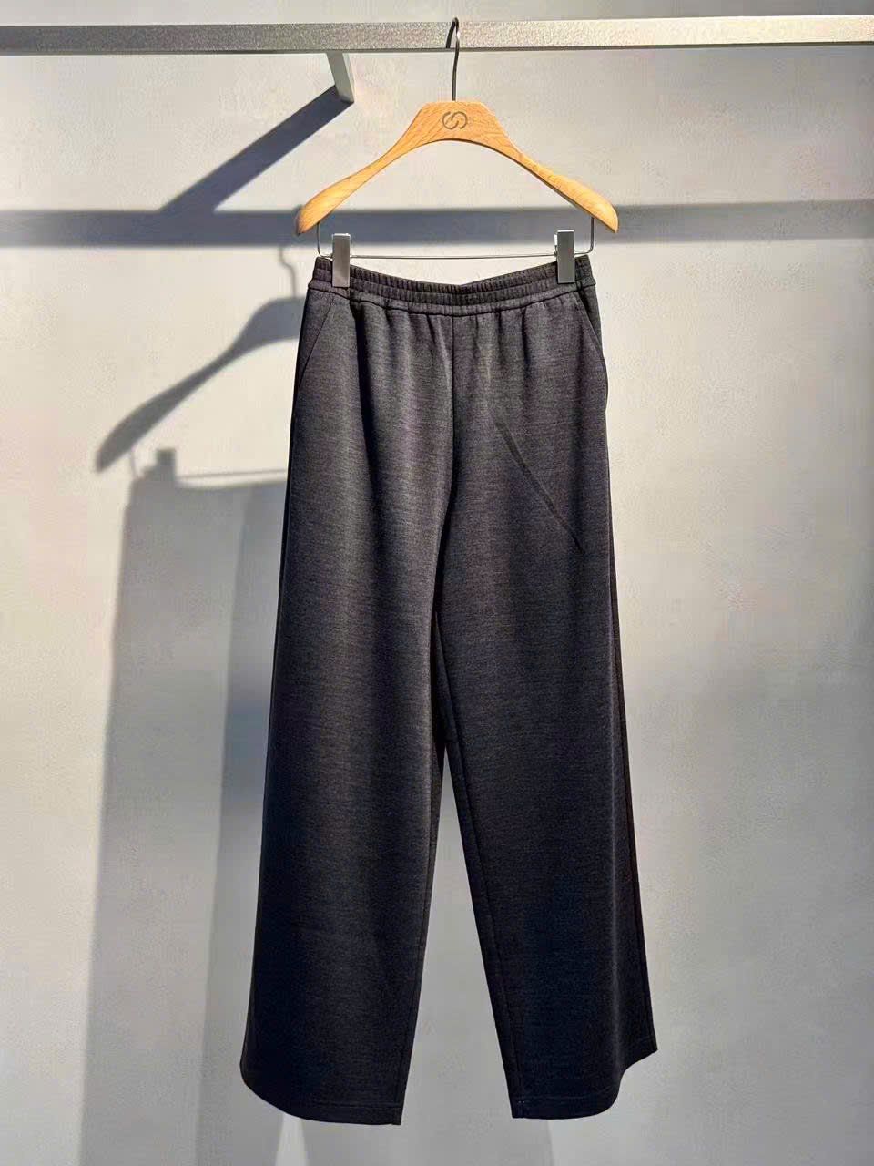  Quần len xám dài logo chữ túi sau 