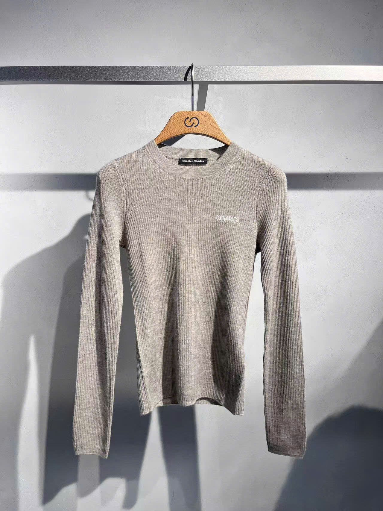  Áo dài tay ôm xám, chữ trắng nhỏ 1 bên 