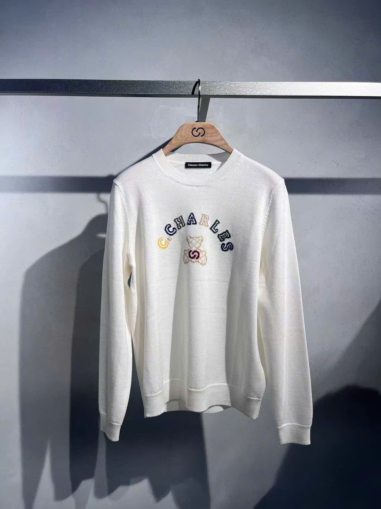  Áo trắng dài tay logo chữ và gấu sắc màu ngực 