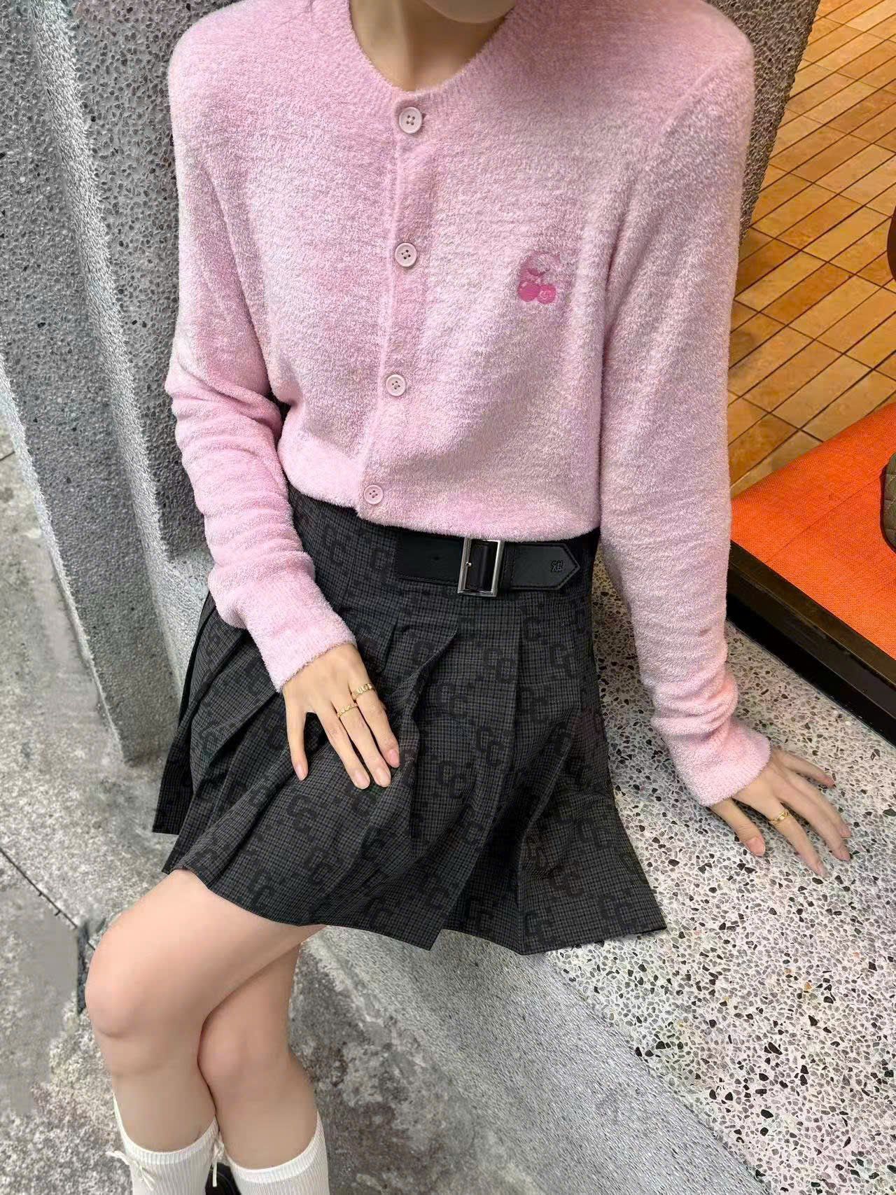  Áo CDG hồng dài tay gấu nhỏ 1 bên 