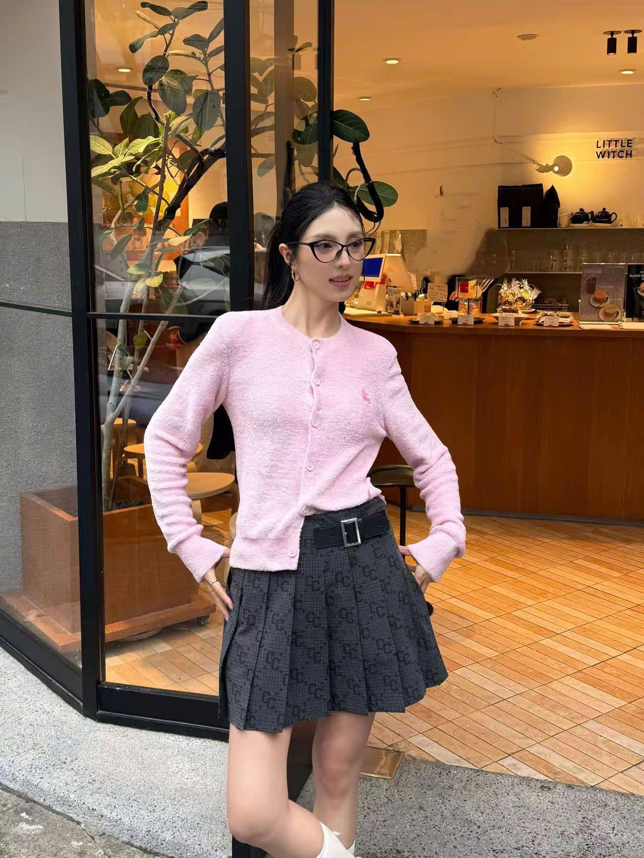  Áo CDG hồng dài tay gấu nhỏ 1 bên 