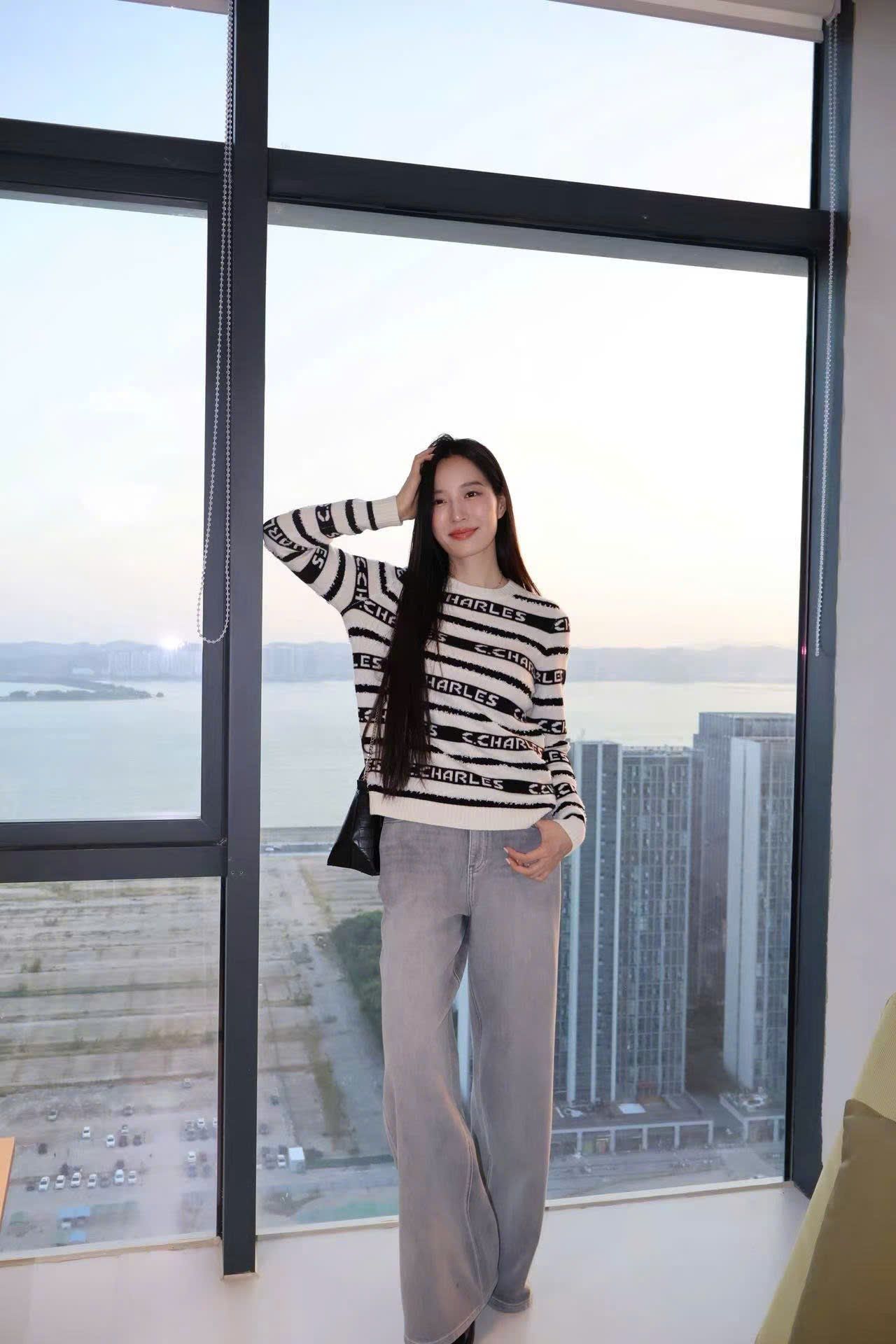  Áo trắng dài tay kẻ đen chữ trắng 