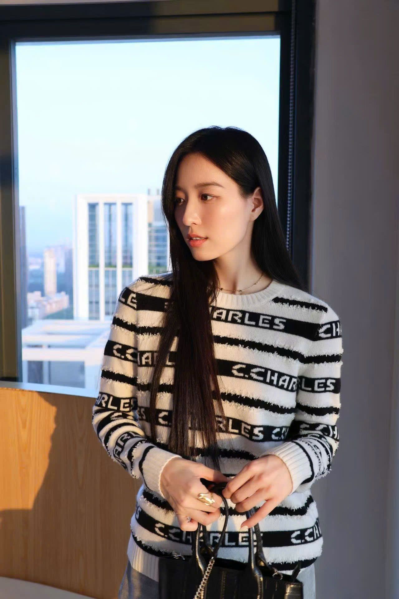  Áo trắng dài tay kẻ đen chữ trắng 