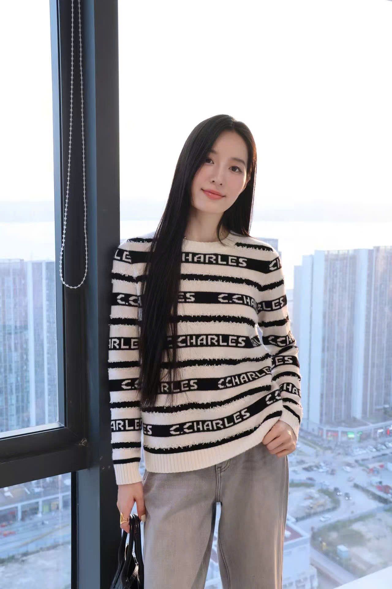  Áo trắng dài tay kẻ đen chữ trắng 