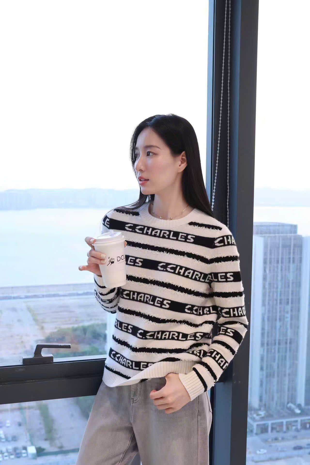  Áo trắng dài tay kẻ đen chữ trắng 