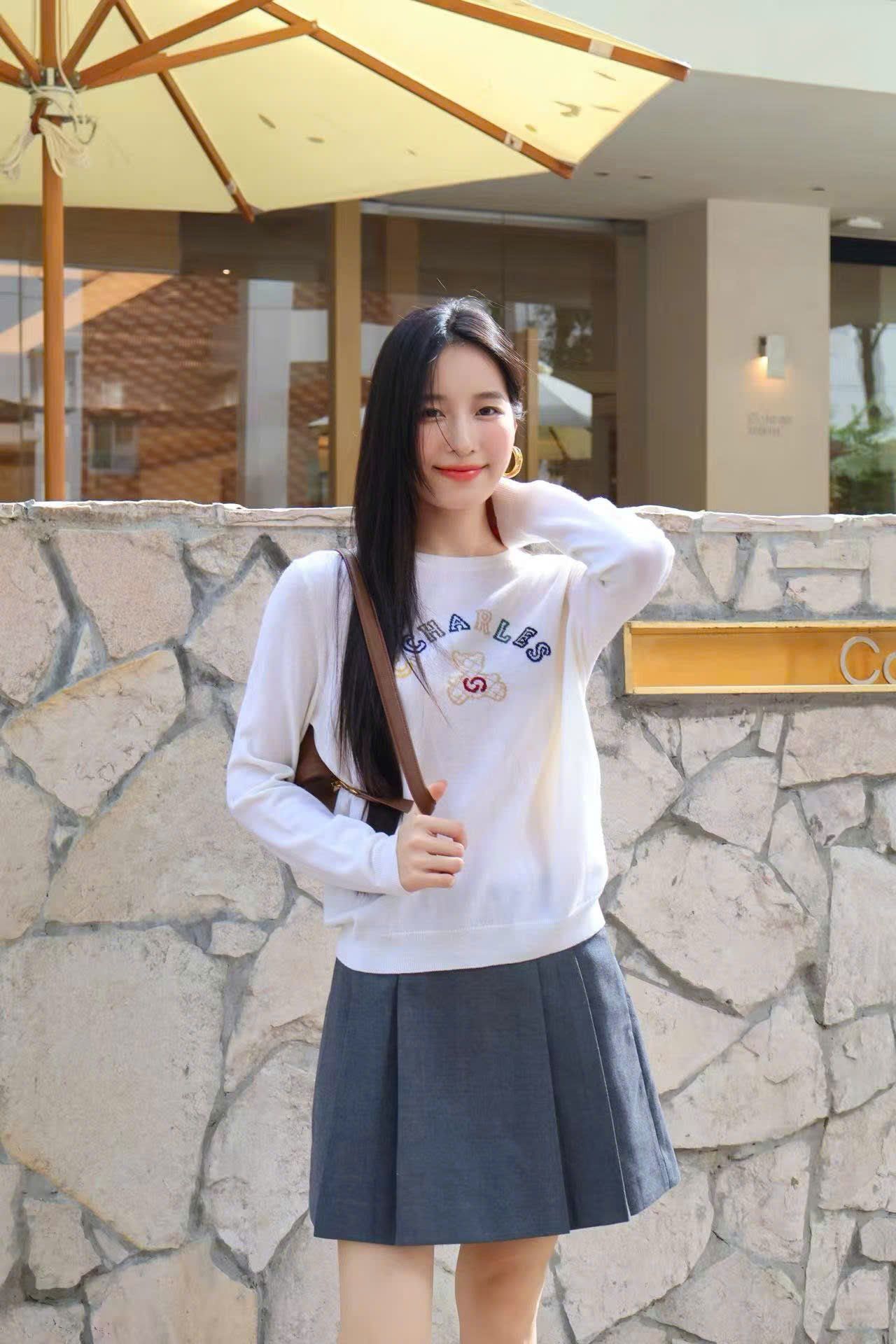  Áo trắng dài tay logo chữ và gấu sắc màu ngực 