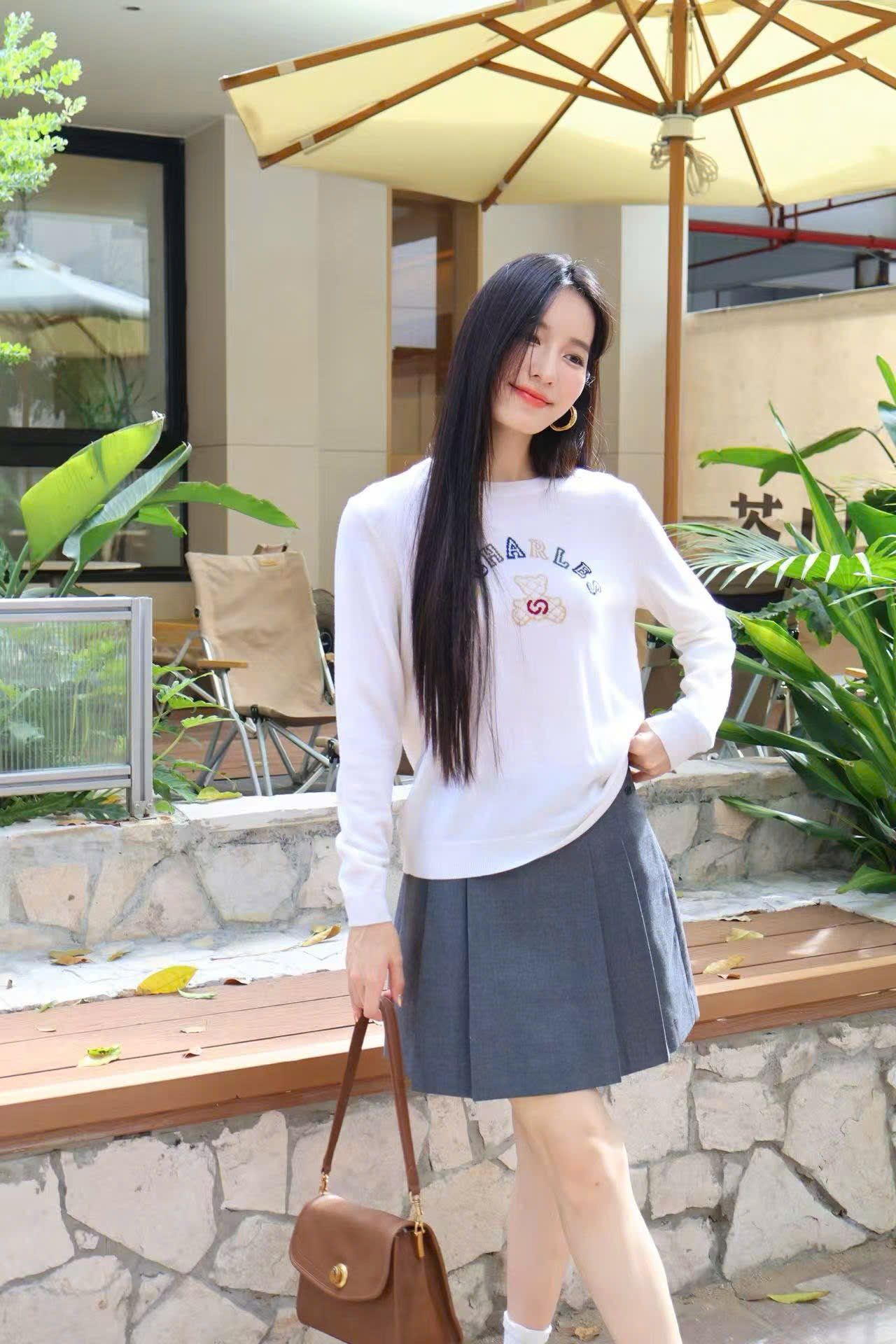  Áo trắng dài tay logo chữ và gấu sắc màu ngực 