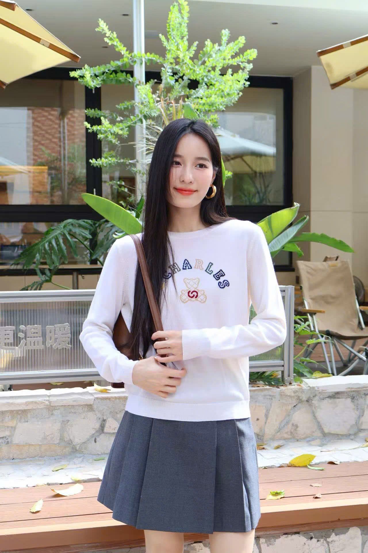  Áo trắng dài tay logo chữ và gấu sắc màu ngực 