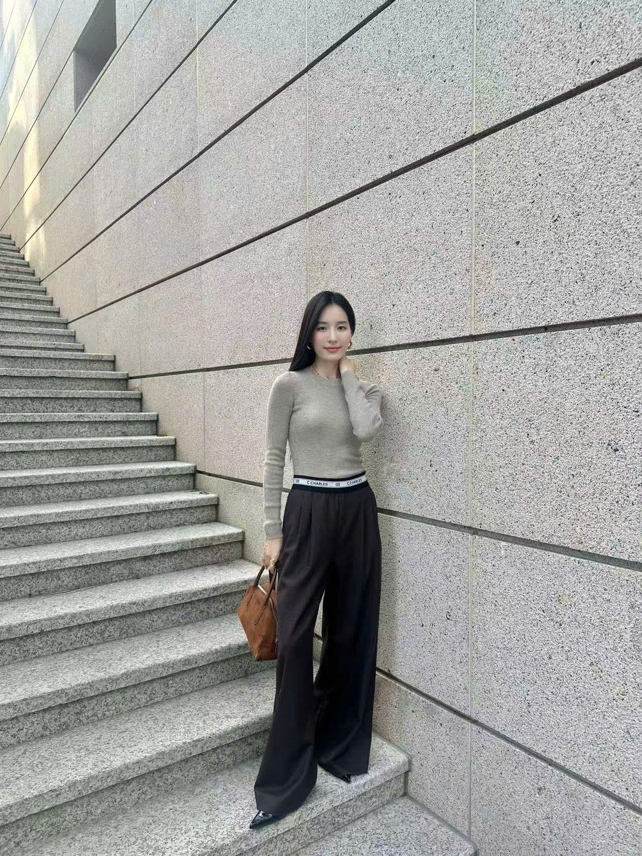  Áo dài tay ôm xám, chữ trắng nhỏ 1 bên 