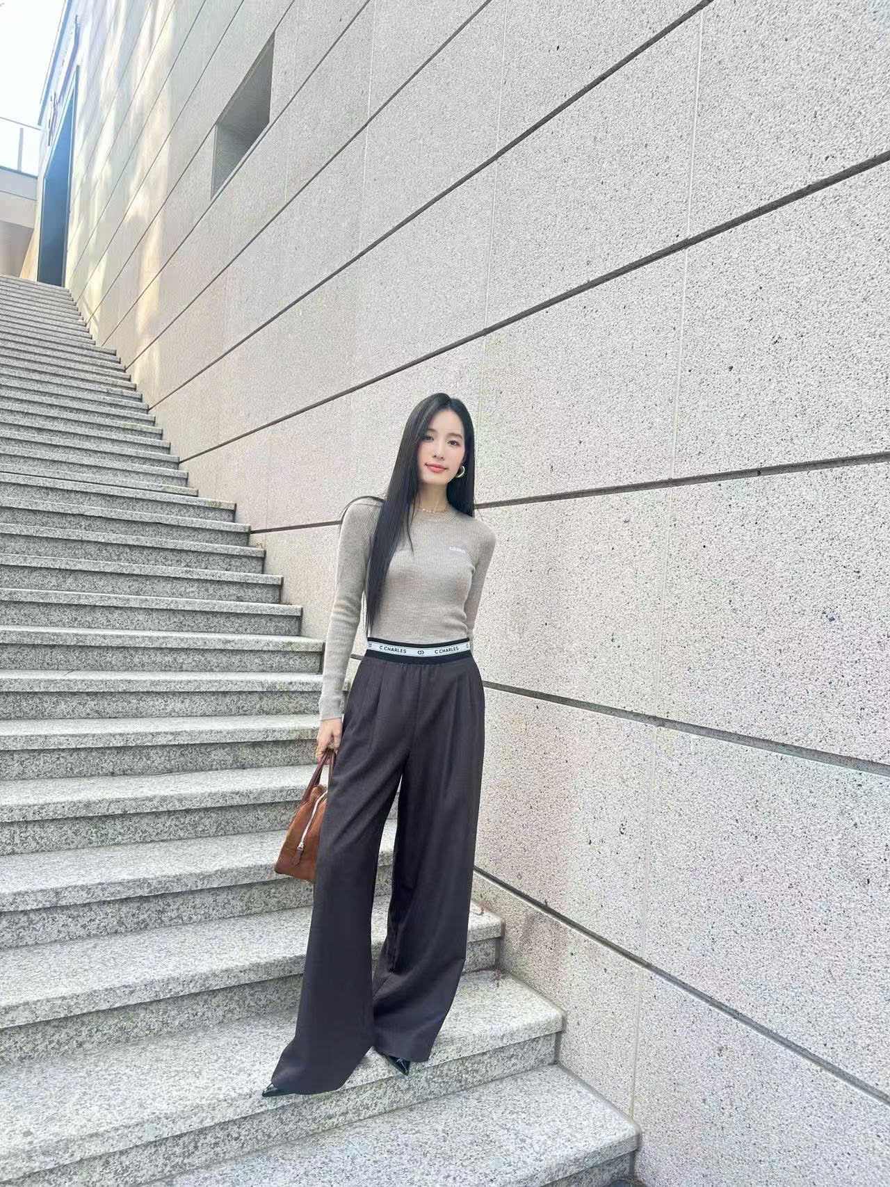  Áo dài tay ôm xám, chữ trắng nhỏ 1 bên 