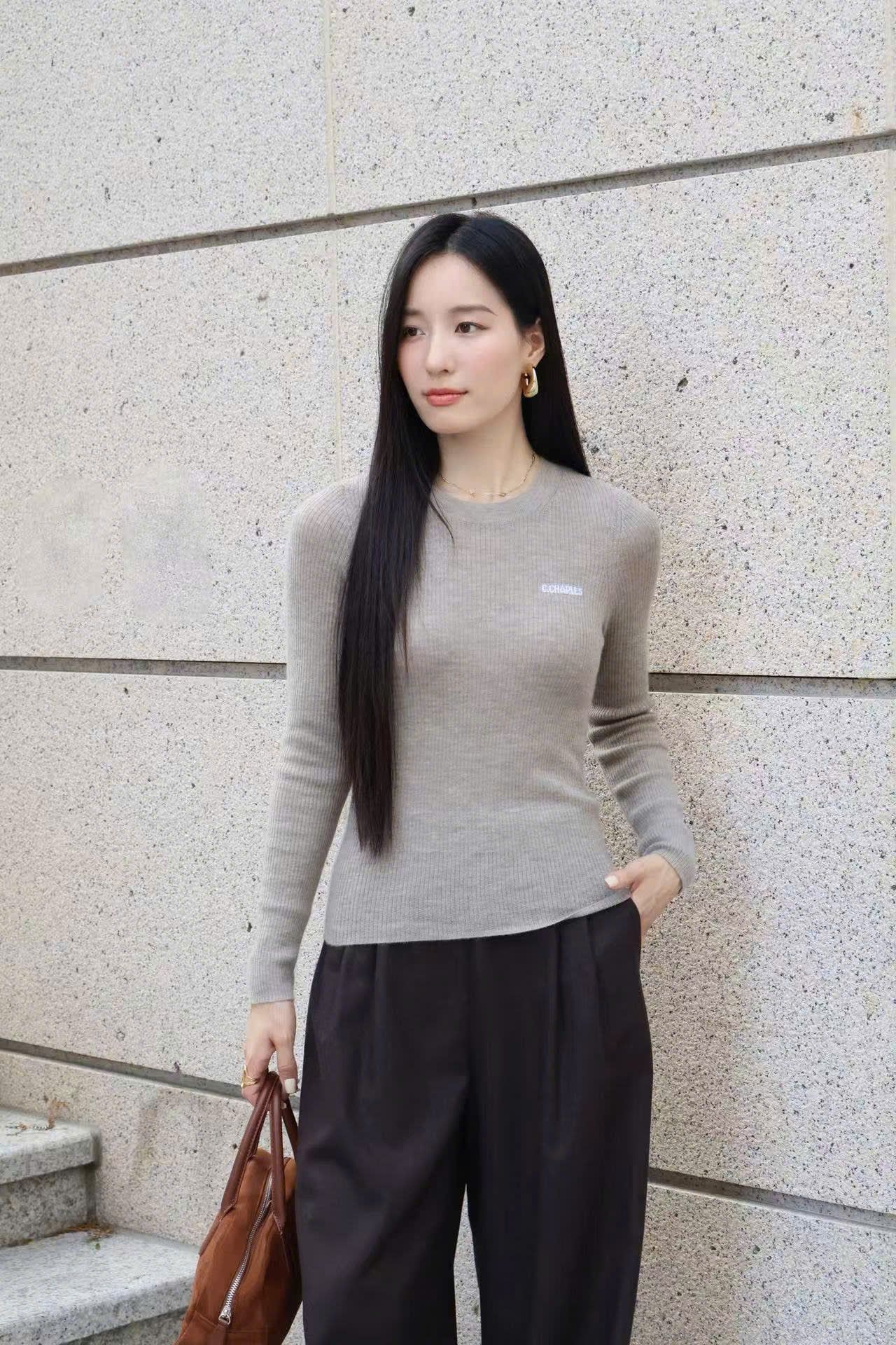  Áo dài tay ôm xám, chữ trắng nhỏ 1 bên 