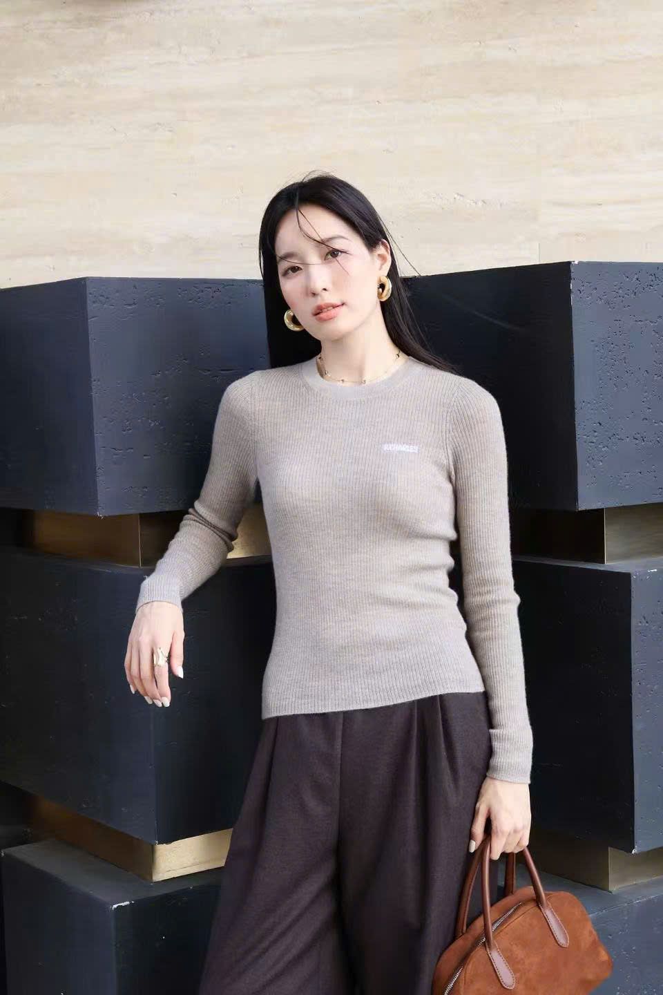  Áo dài tay ôm xám, chữ trắng nhỏ 1 bên 