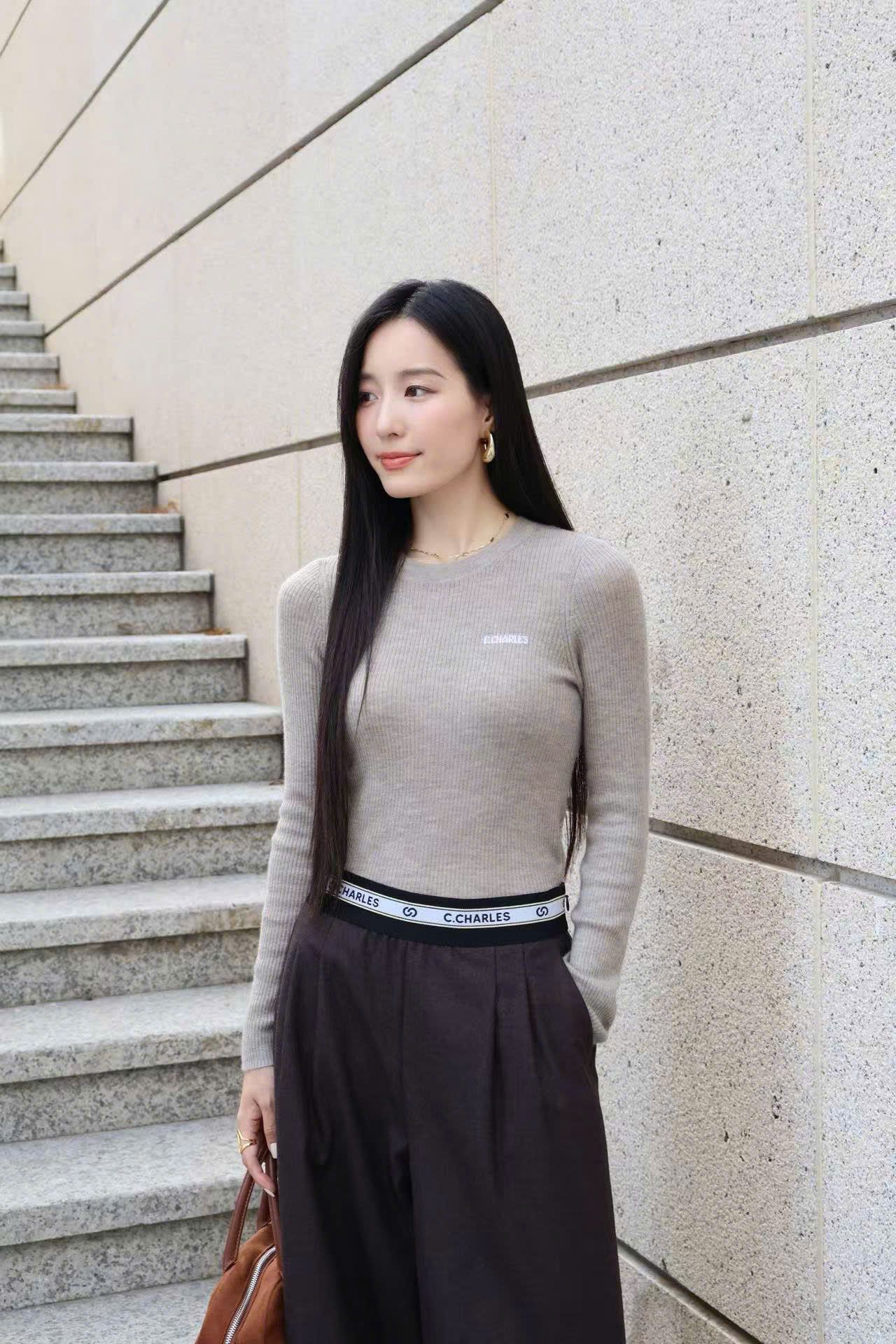  Áo dài tay ôm xám, chữ trắng nhỏ 1 bên 