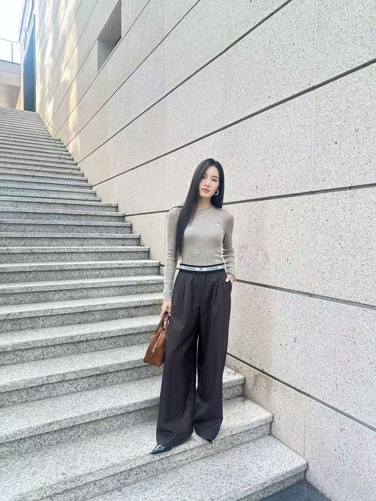  Áo dài tay ôm xám, chữ trắng nhỏ 1 bên 