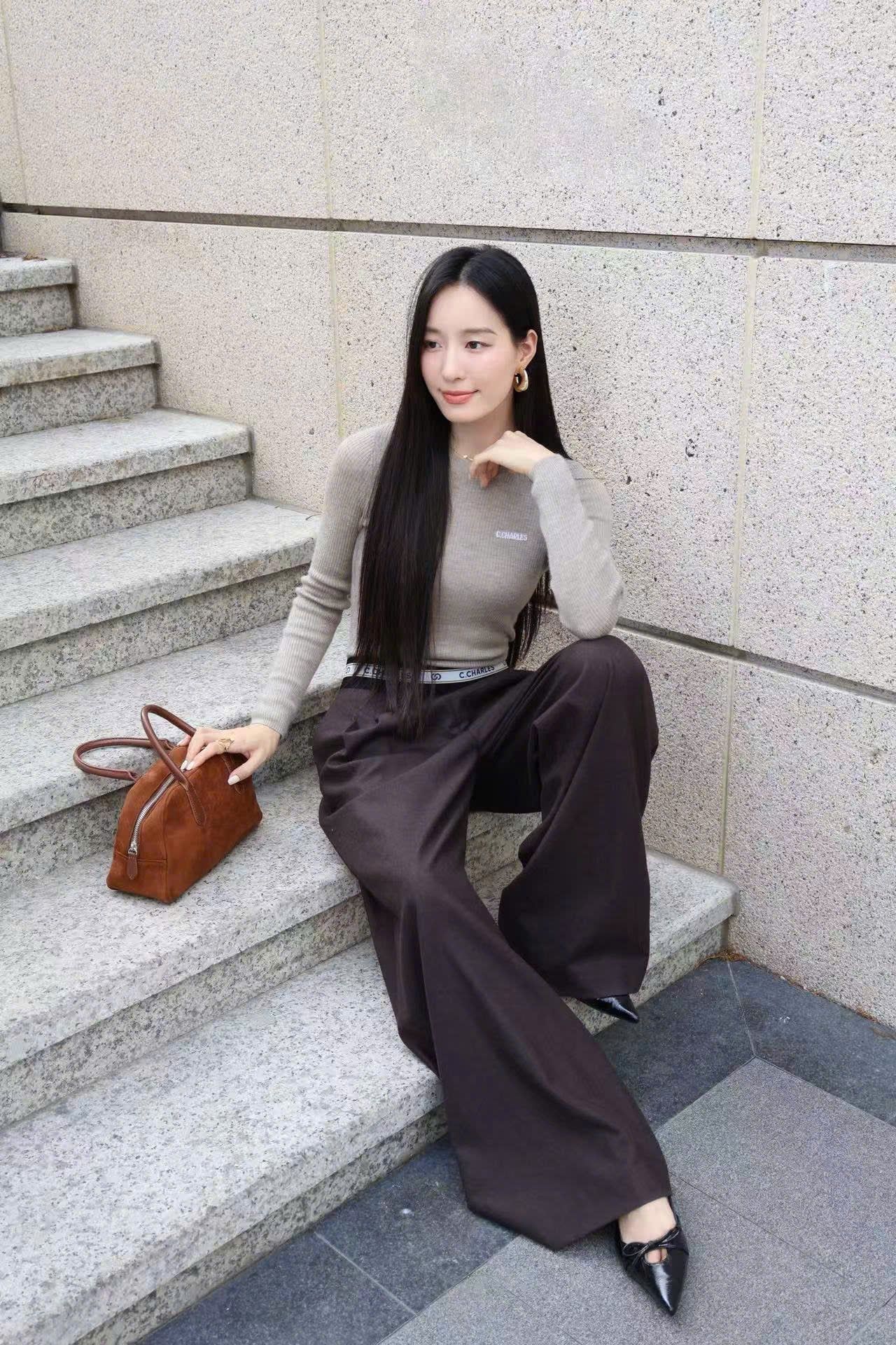  Áo dài tay ôm xám, chữ trắng nhỏ 1 bên 