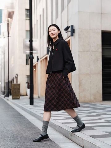  Áo khoác gió đen khóa kéo, gấu đỏ 