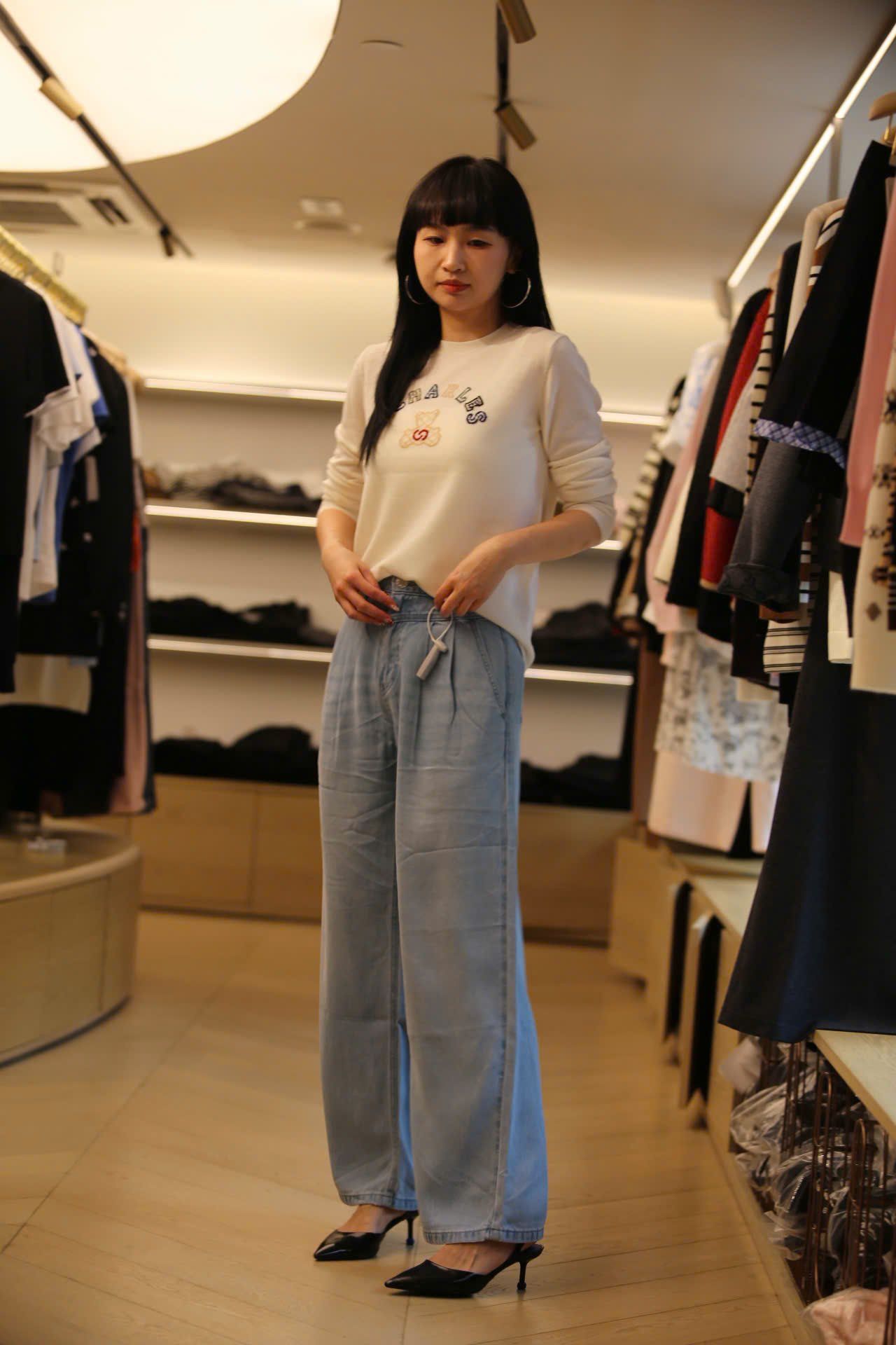  Áo trắng dài tay logo chữ và gấu sắc màu ngực 