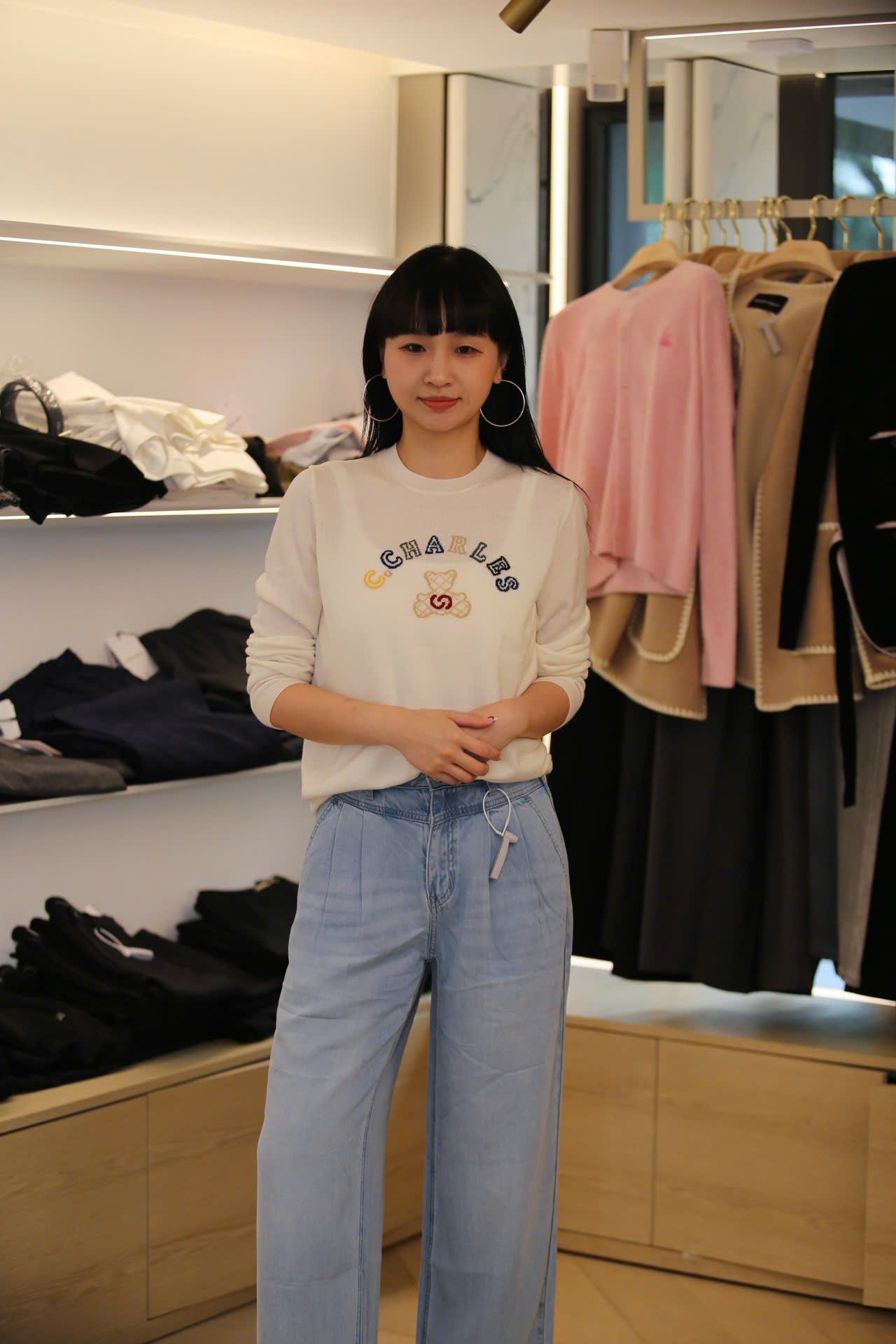  Áo trắng dài tay logo chữ và gấu sắc màu ngực 