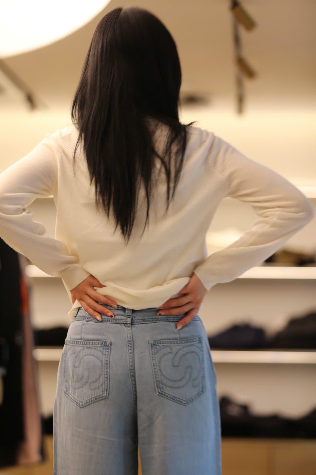  Áo trắng dài tay logo chữ và gấu sắc màu ngực 