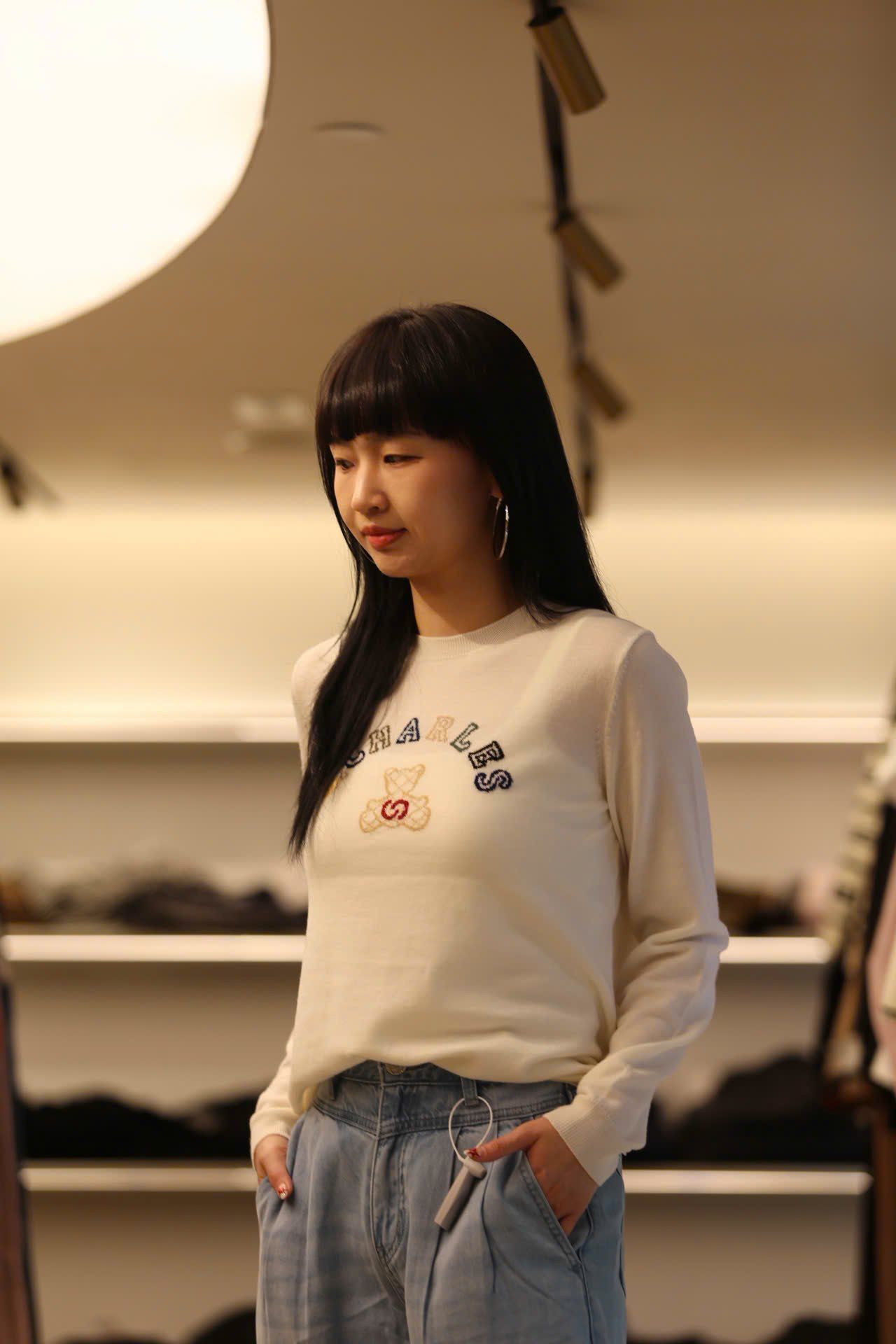  Áo trắng dài tay logo chữ và gấu sắc màu ngực 