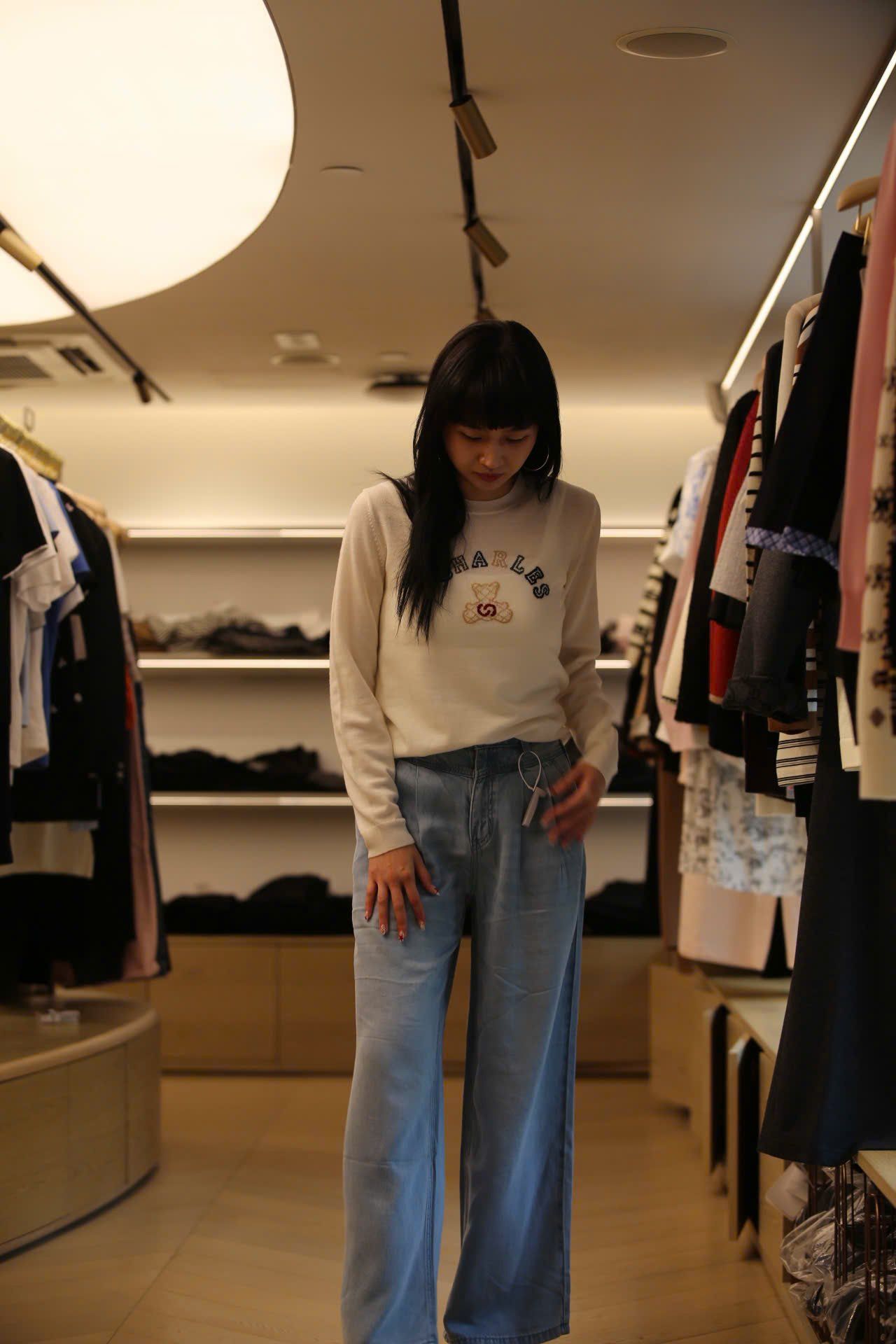  Áo trắng dài tay logo chữ và gấu sắc màu ngực 