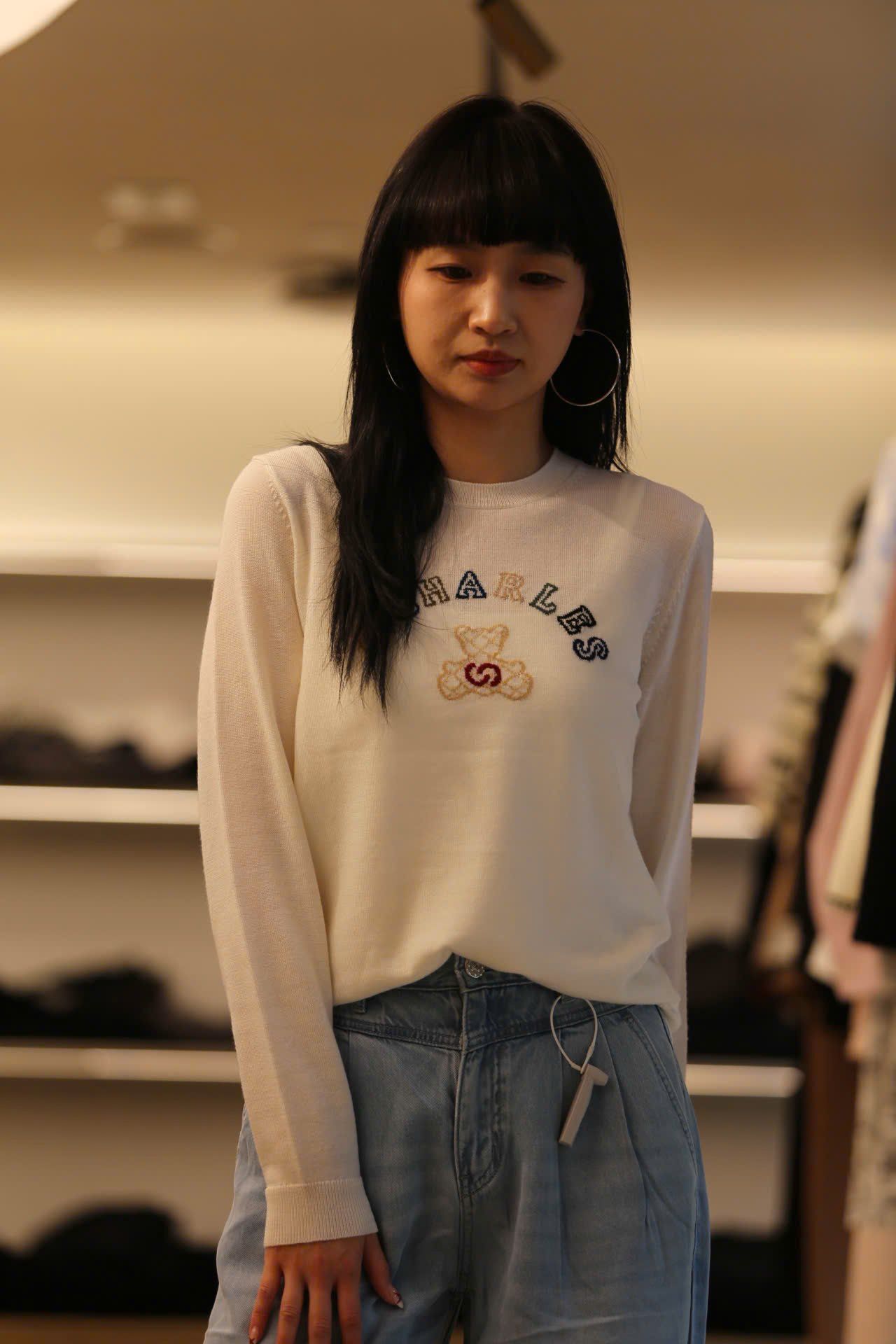  Áo trắng dài tay logo chữ và gấu sắc màu ngực 