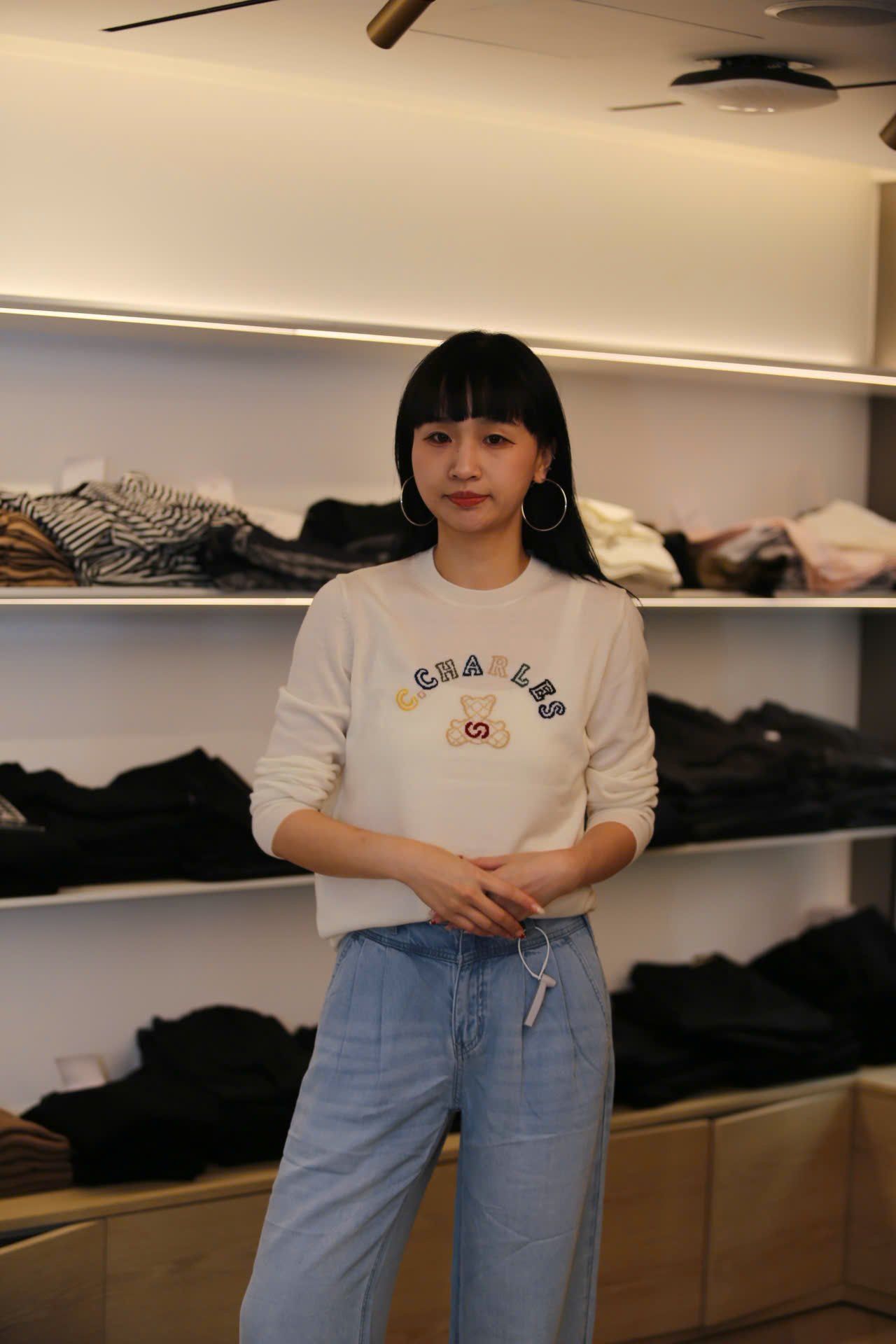  Áo trắng dài tay logo chữ và gấu sắc màu ngực 