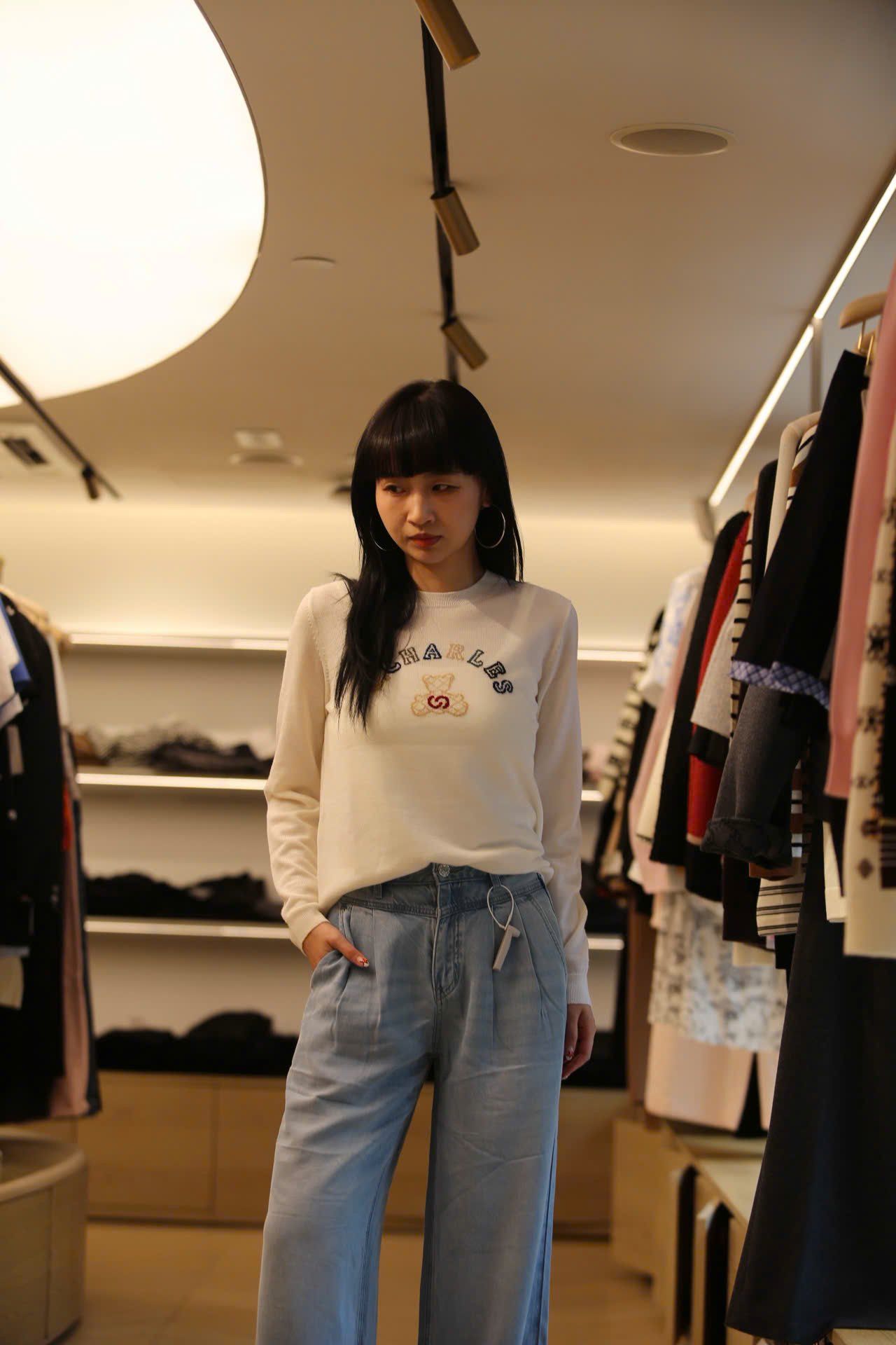  Áo trắng dài tay logo chữ và gấu sắc màu ngực 