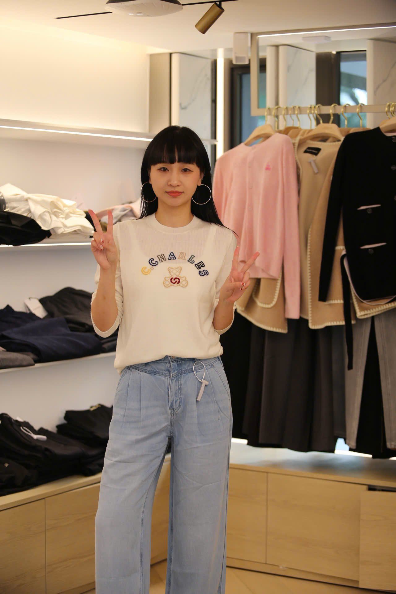  Áo trắng dài tay logo chữ và gấu sắc màu ngực 