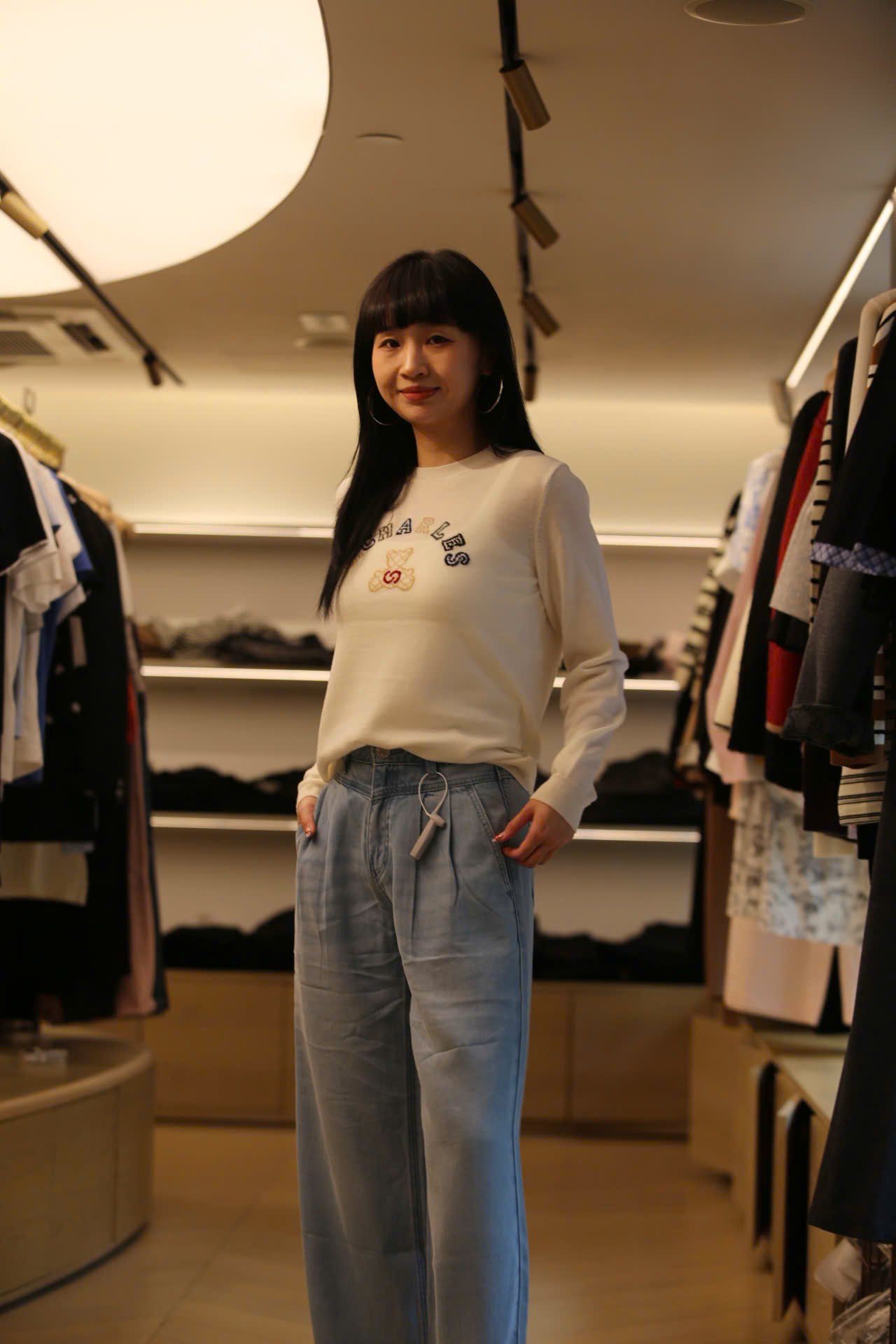  Áo trắng dài tay logo chữ và gấu sắc màu ngực 