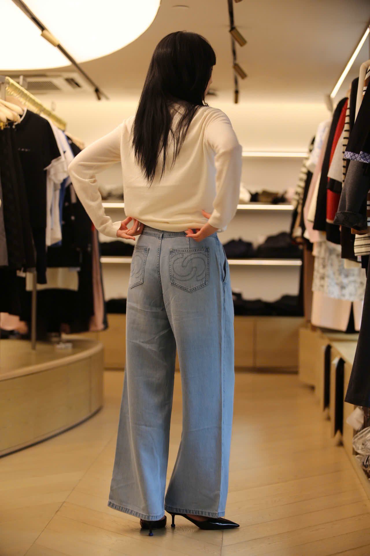  Áo trắng dài tay logo chữ và gấu sắc màu ngực 