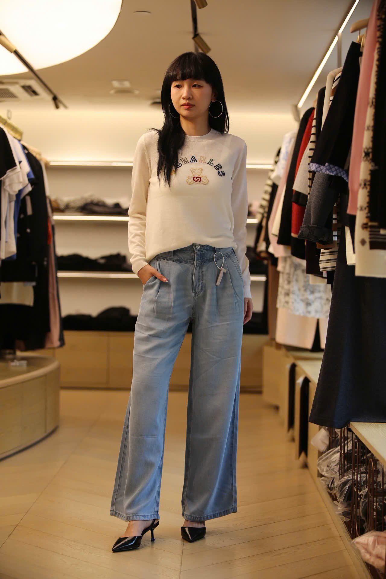  Áo trắng dài tay logo chữ và gấu sắc màu ngực 