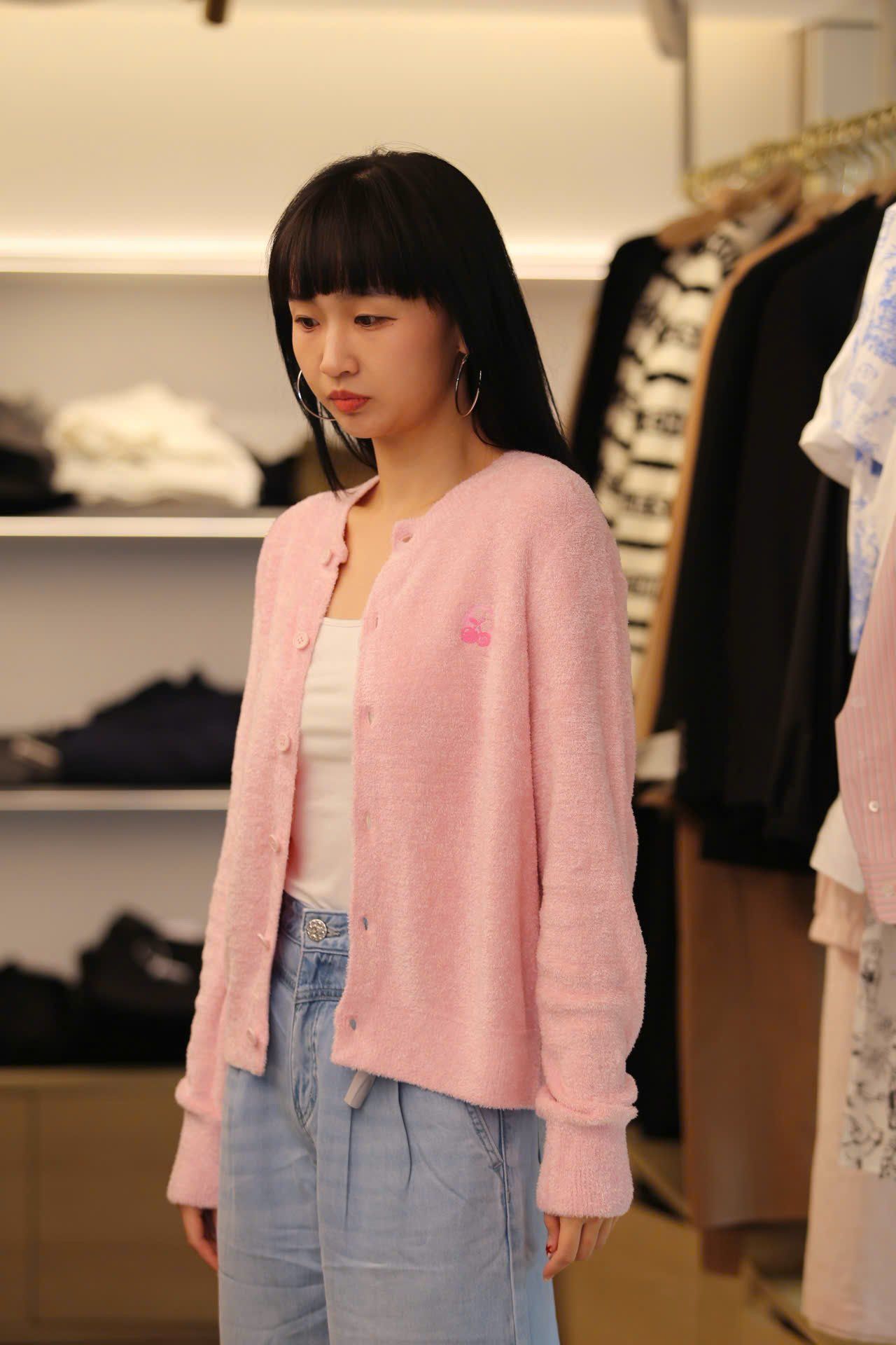  Áo CDG hồng dài tay gấu nhỏ 1 bên 