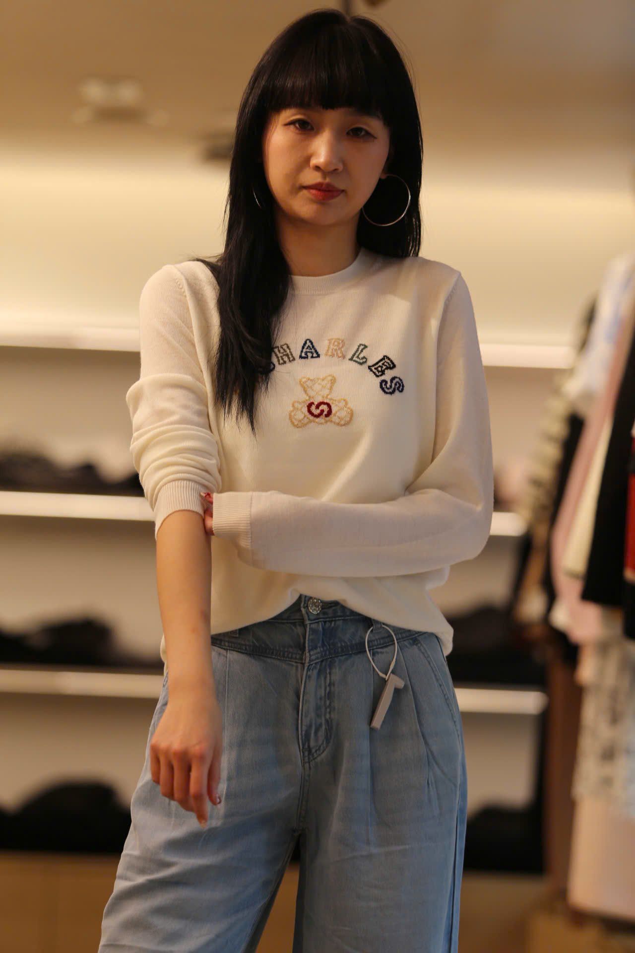  Áo trắng dài tay logo chữ và gấu sắc màu ngực 