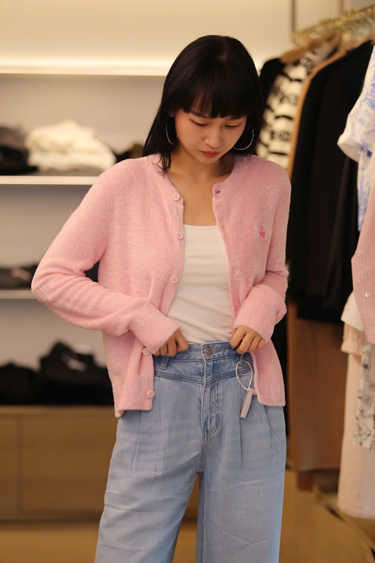  Áo CDG hồng dài tay gấu nhỏ 1 bên 