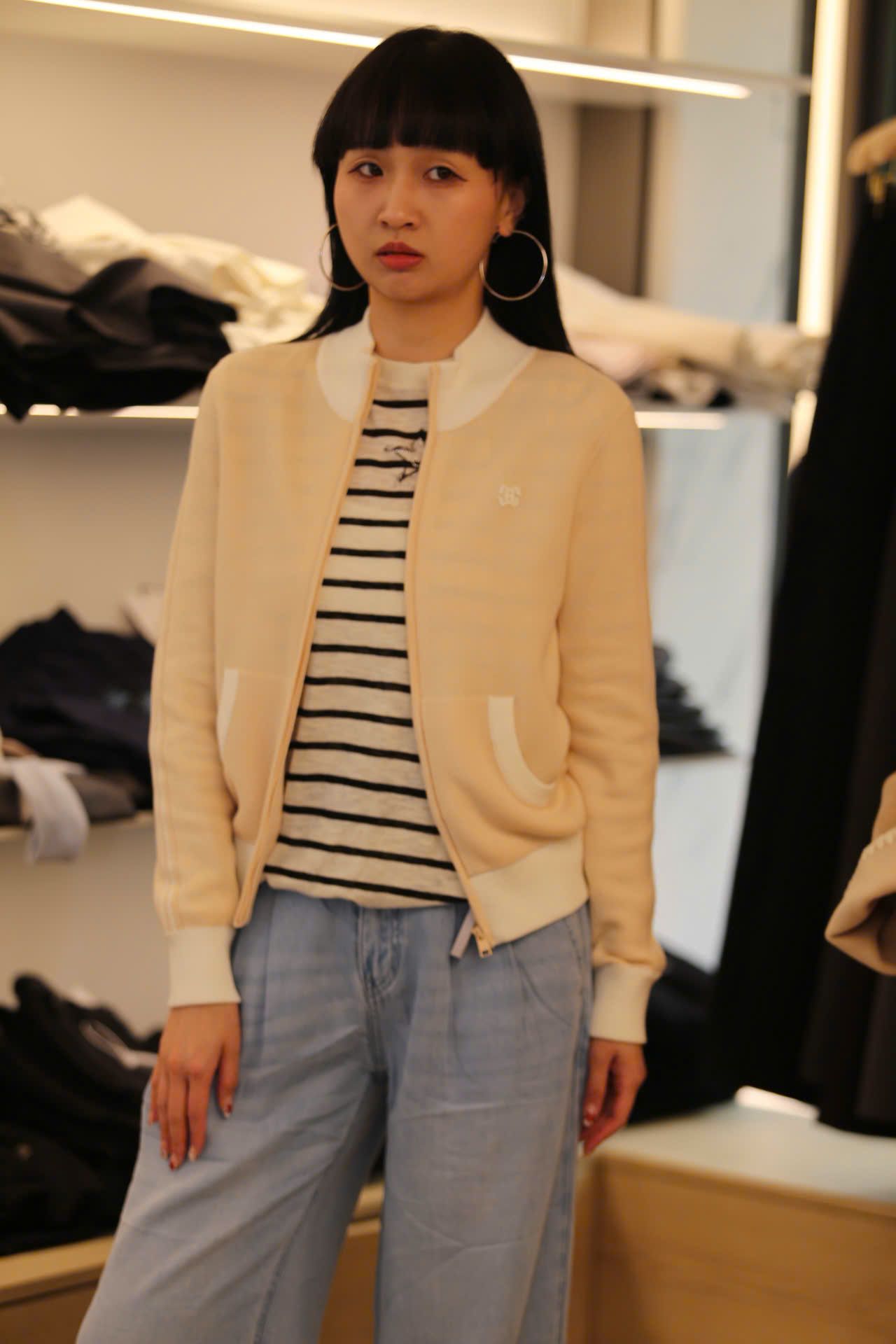  Áo khoác vàng dài tay, cổ trắng khóa zip 