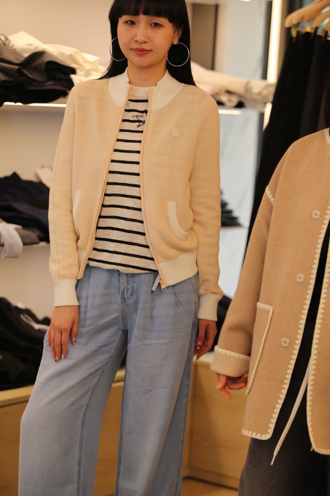  Áo khoác vàng dài tay, cổ trắng khóa zip 