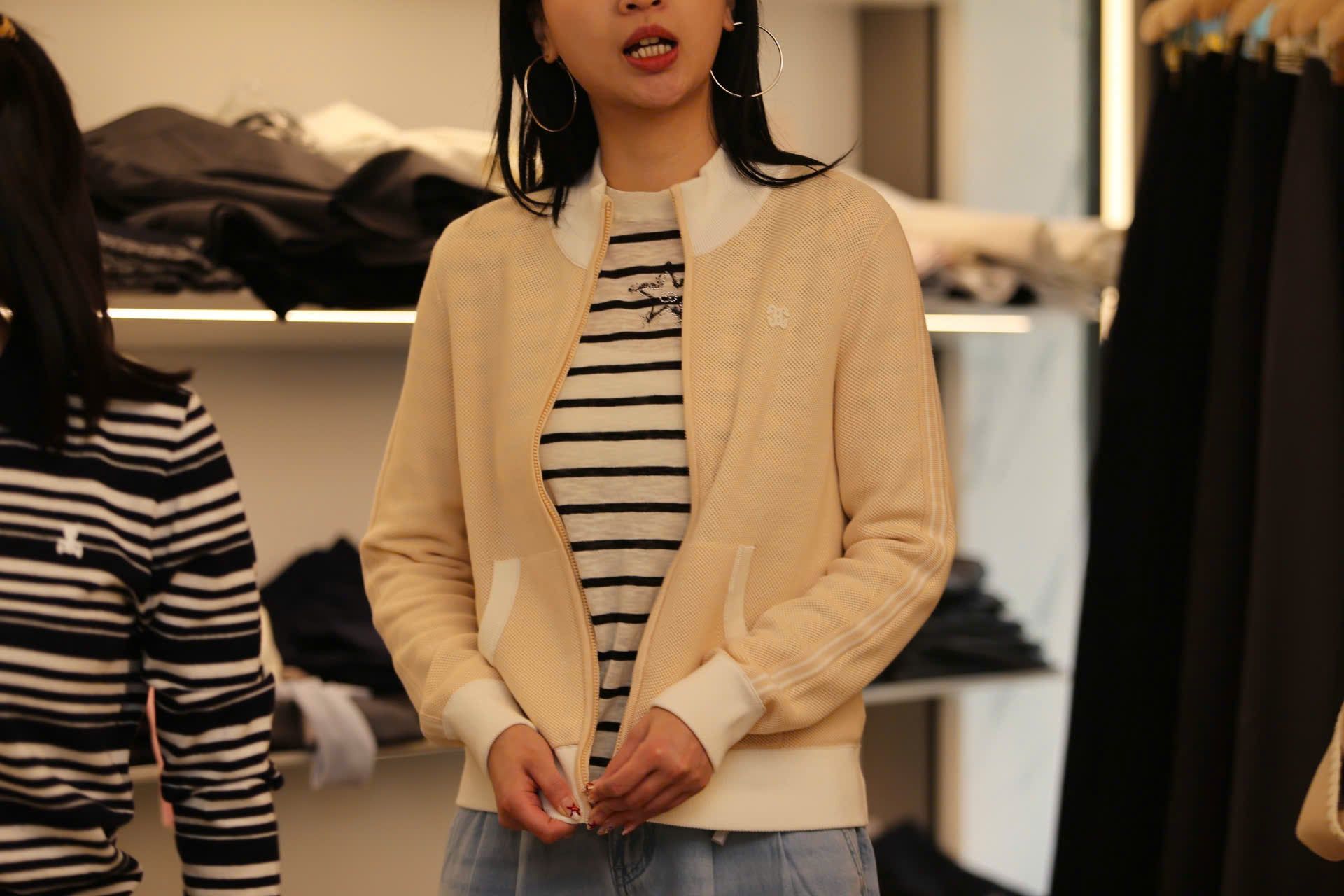  Áo khoác vàng dài tay, cổ trắng khóa zip 