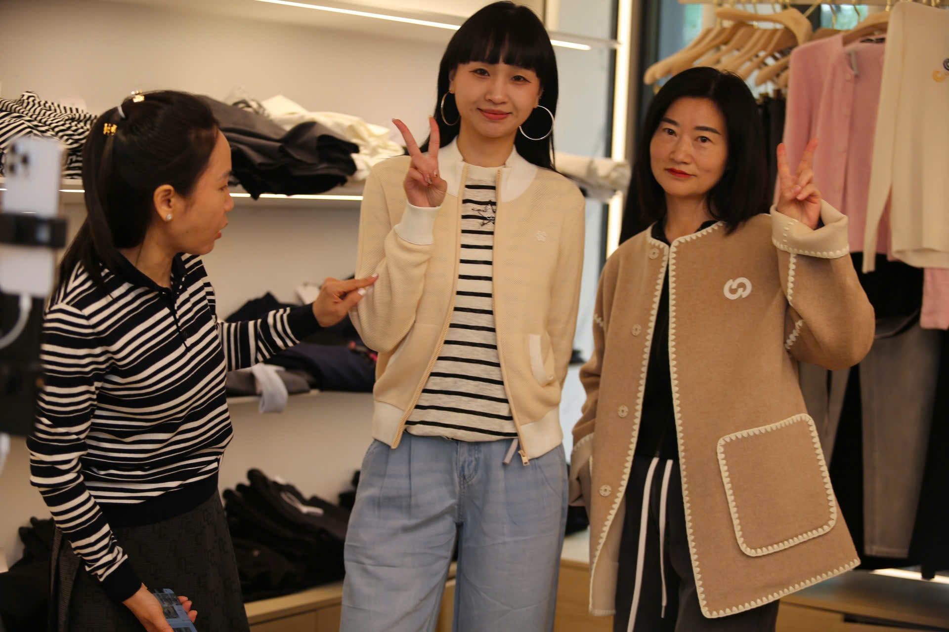  Áo khoác vàng dài tay, cổ trắng khóa zip 