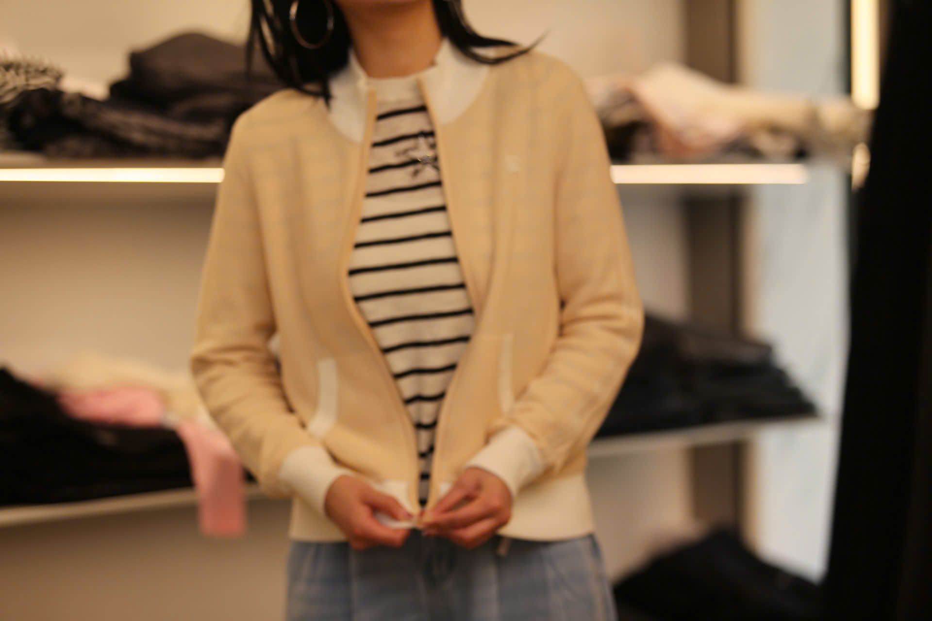  Áo khoác vàng dài tay, cổ trắng khóa zip 