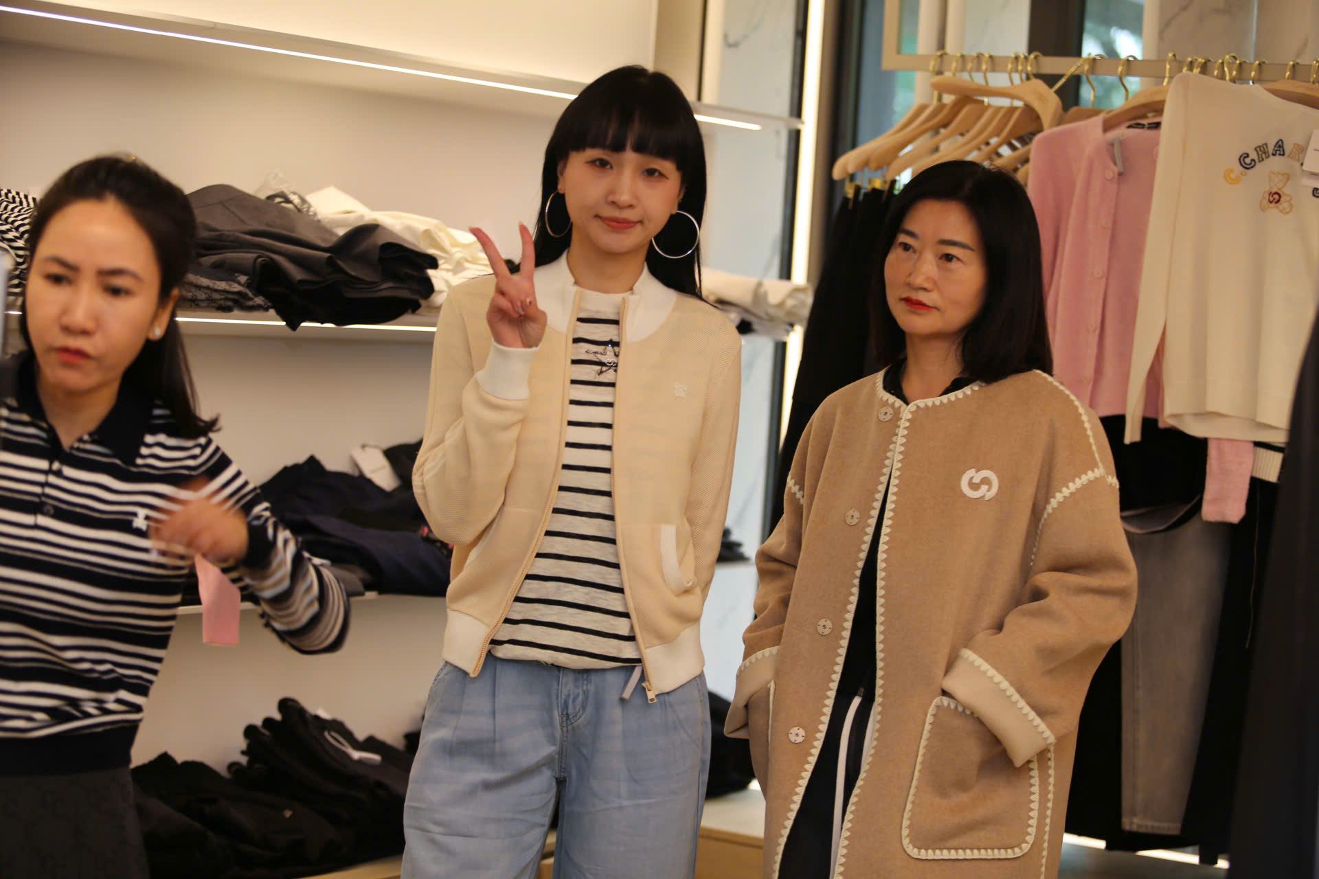  Áo khoác vàng dài tay, cổ trắng khóa zip 