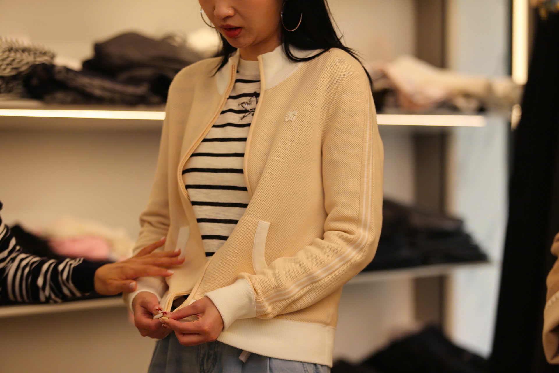  Áo khoác vàng dài tay, cổ trắng khóa zip 