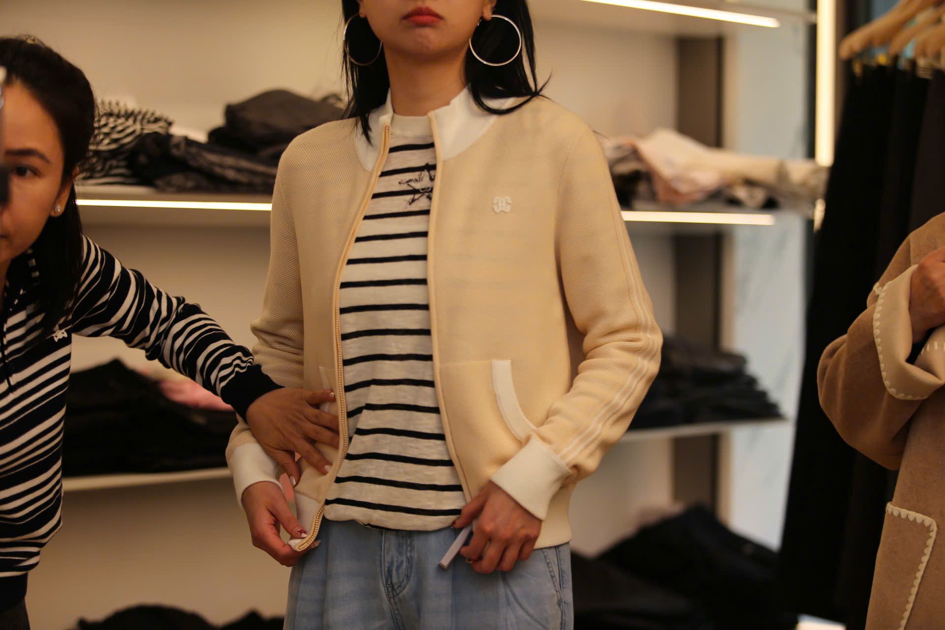  Áo khoác vàng dài tay, cổ trắng khóa zip 