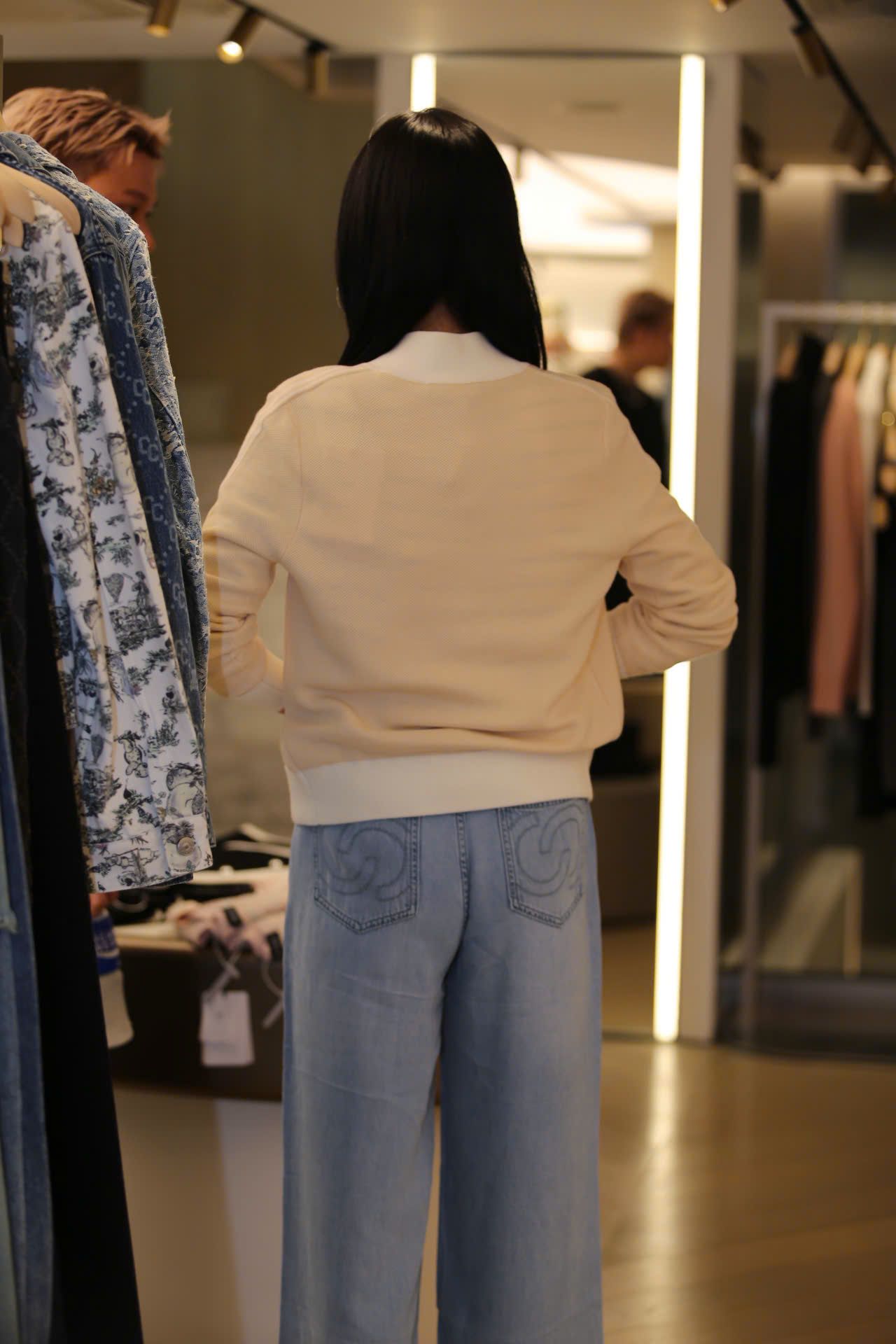  Áo khoác vàng dài tay, cổ trắng khóa zip 