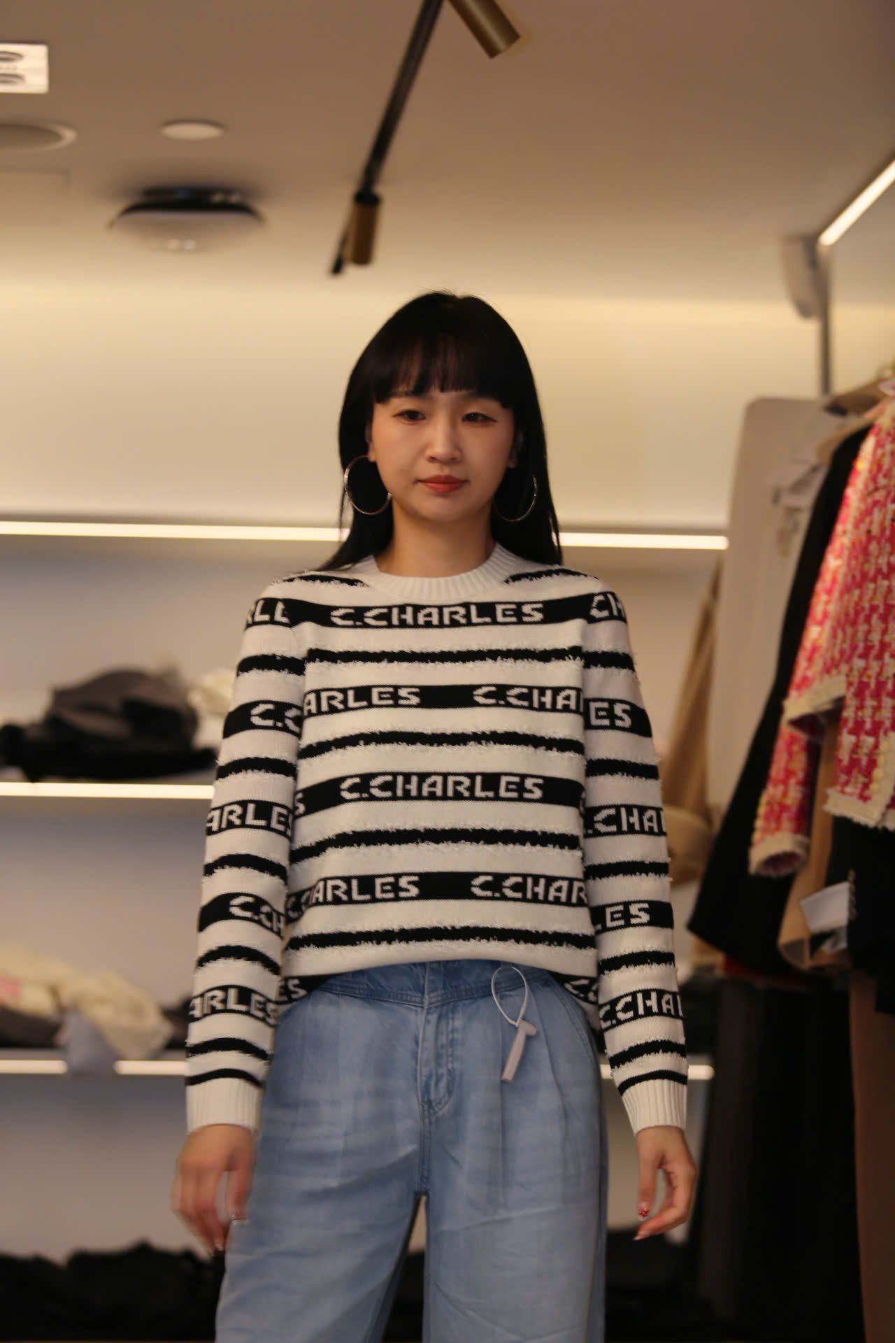  Áo trắng dài tay kẻ đen chữ trắng 